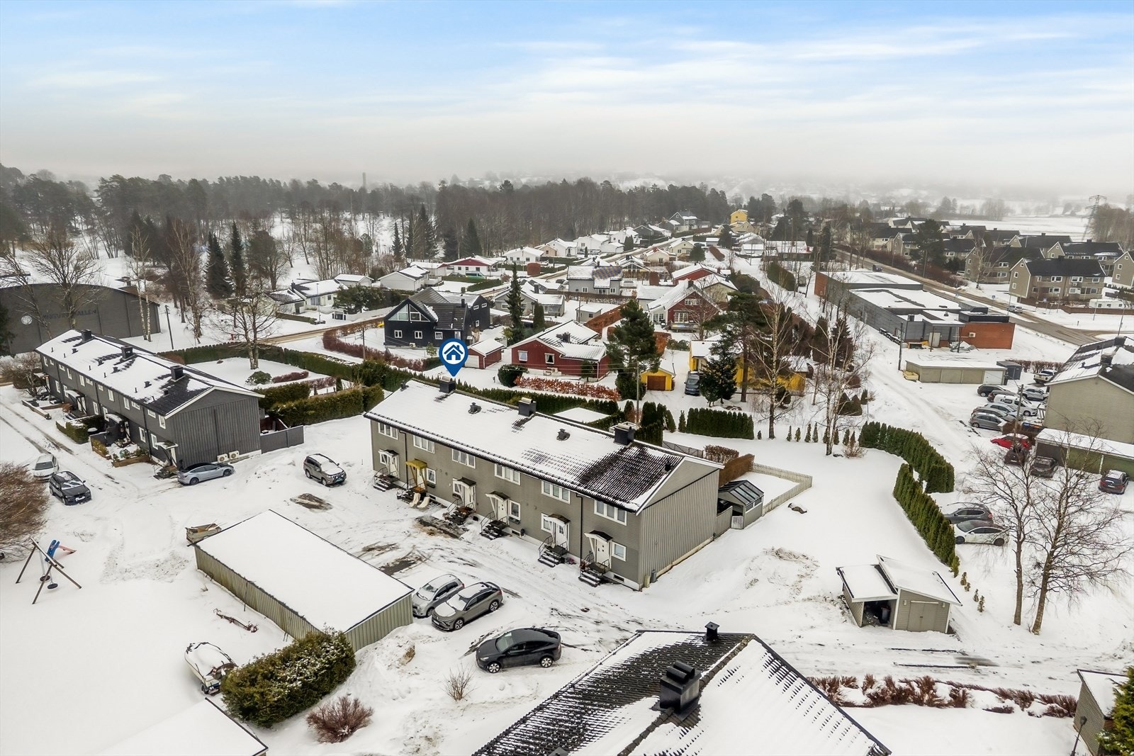 Denne boligen passer til alle aldersgrupper mye på grunn av beliggenheten. Her er det mulighet for de aller yngste til de aller eldste til å skape seg et godt og koselig hjem i et område som har alt. Galleribilde