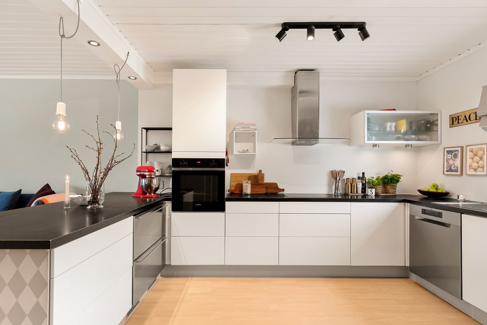 Her finner du alt du trenger av hvitevarer, inkludert kjøleskuff, oppvaskmaskin, platetopp og stekeovn - et kjøkken som både er lekkert å se på og effektivt i bruk. Galleribilde