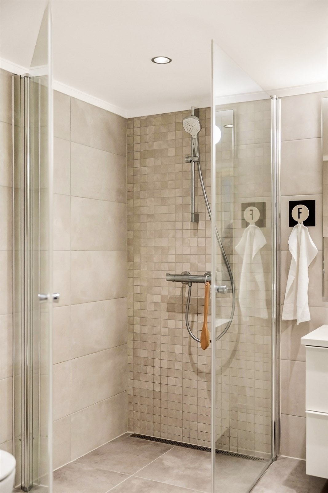 Det lekre og delikate bad/ vaskerommet imponerer med sitt moderne design og harmoniske fargevalg. De stilrene, moderne fargene gjør det rolig og elegant , mens smarte løsninger og kvalitetsmaterialer gir både funksjonalitet og estetikk. Galleribilde