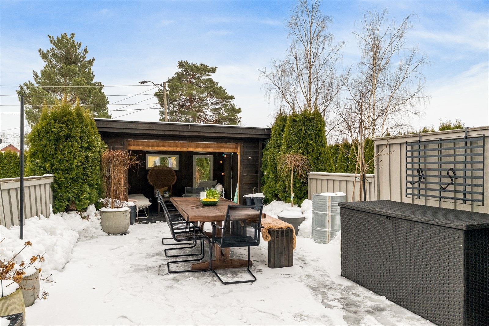 Nydelig uteplass hvor du virkelig kan slappe av og nyte komforten i vakre omgivelser. Galleribilde