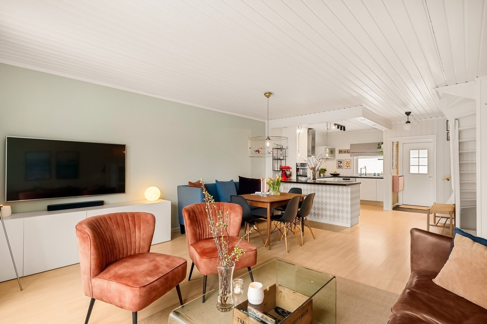 Interiørmessig fremstår boligen som stilren og moderne med rene linjer hele veien. Galleribilde