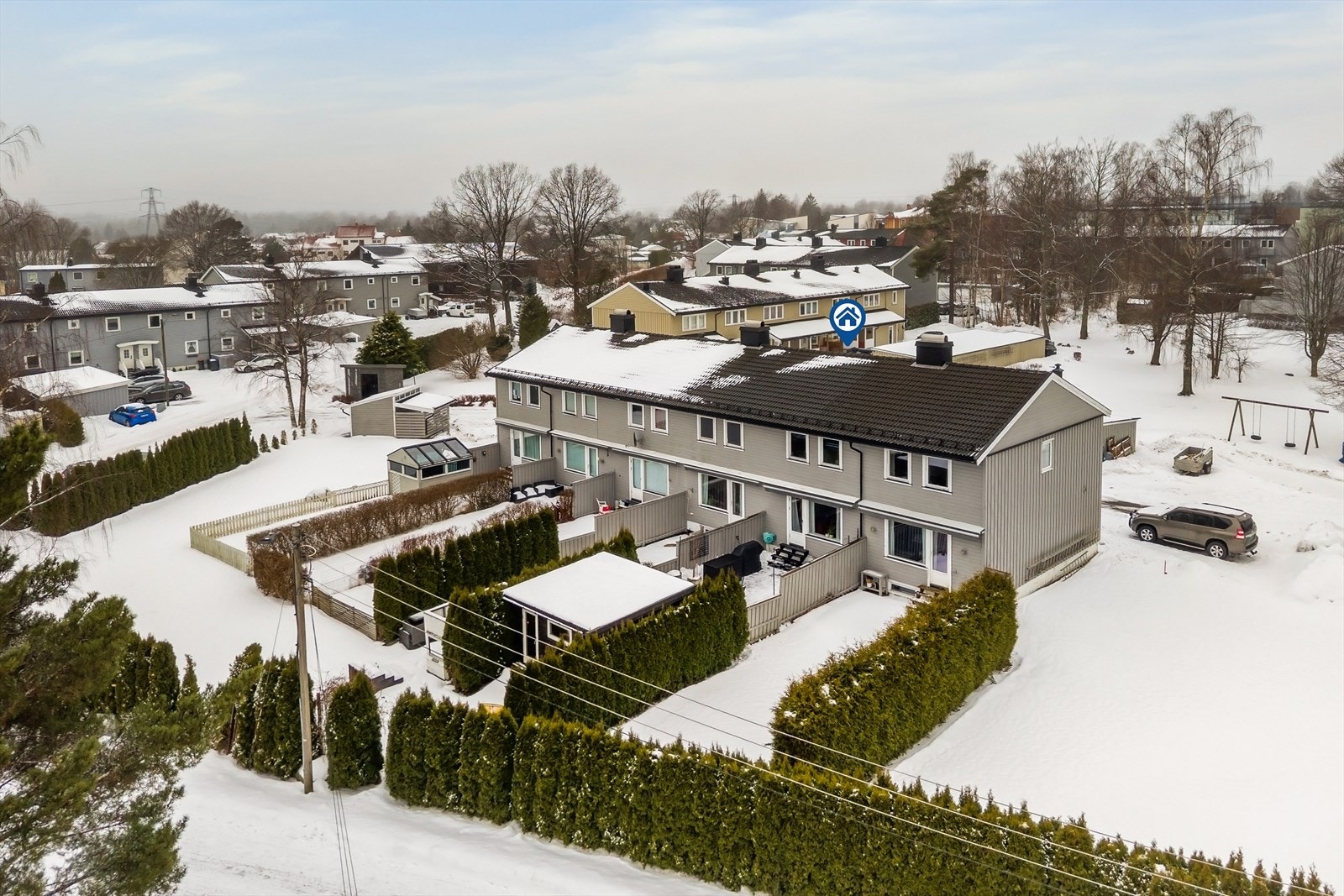 Maratonveien 7 E har en attraktiv og barnevennlig beliggenhet i et veletablert boligområde. Her bor du i rolige omgivelser med kort vei til skoler, barnehager, idrettsanlegg og flotte turområder - perfekt for en aktiv familiehverdag. Galleribilde