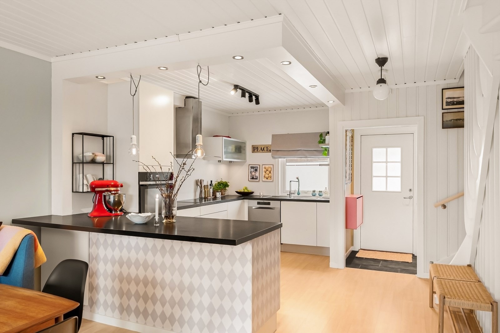 Flott romløsning med åpen kjøkkenløsning mot stuen. Dette medfører mye lys da boligen er gjennomgående. Galleribilde