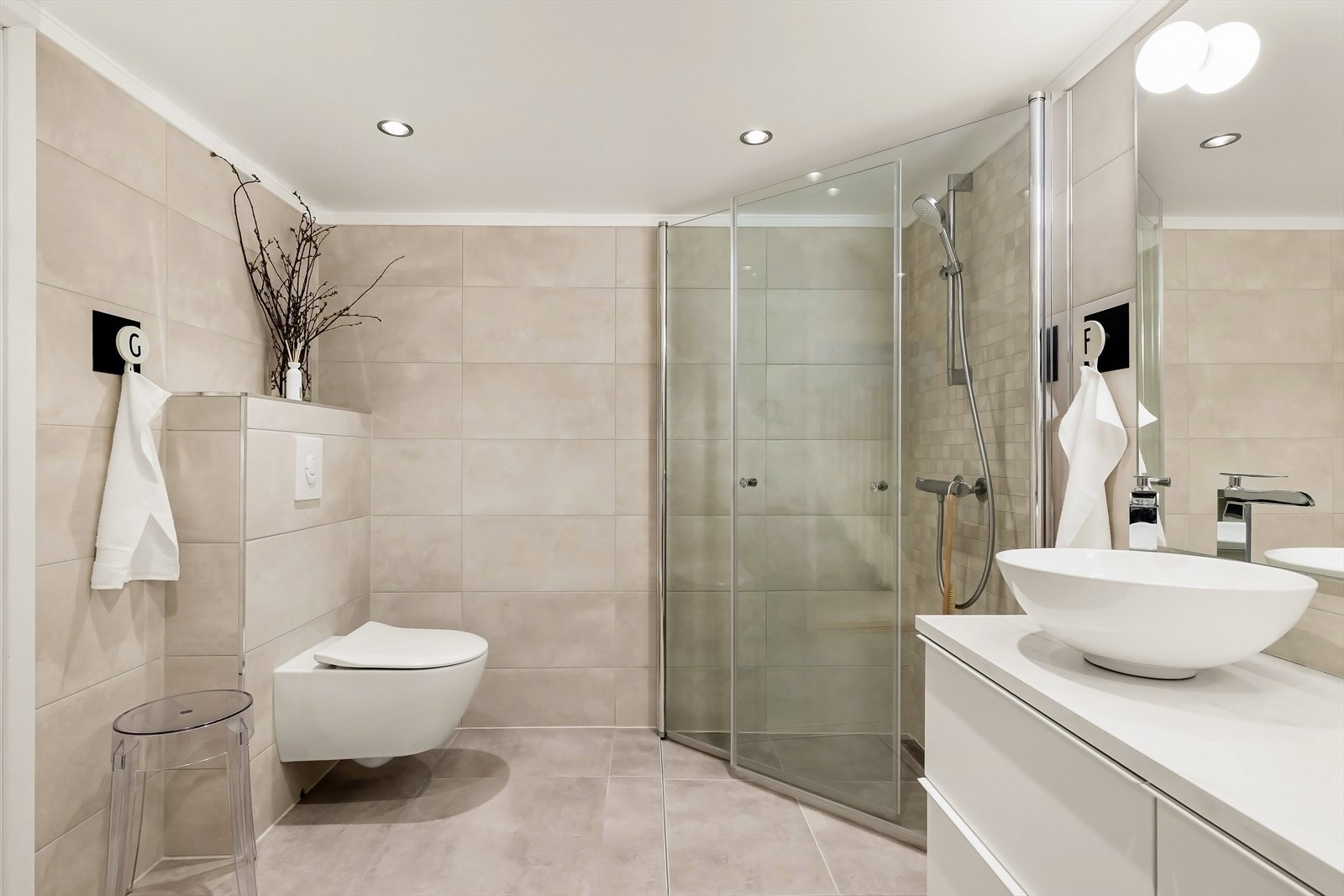 Det vegghengte toalettet bidrar til et rent og stilfullt uttrykk samtidig som det er praktisk og enkelt å rengjøre. Galleribilde