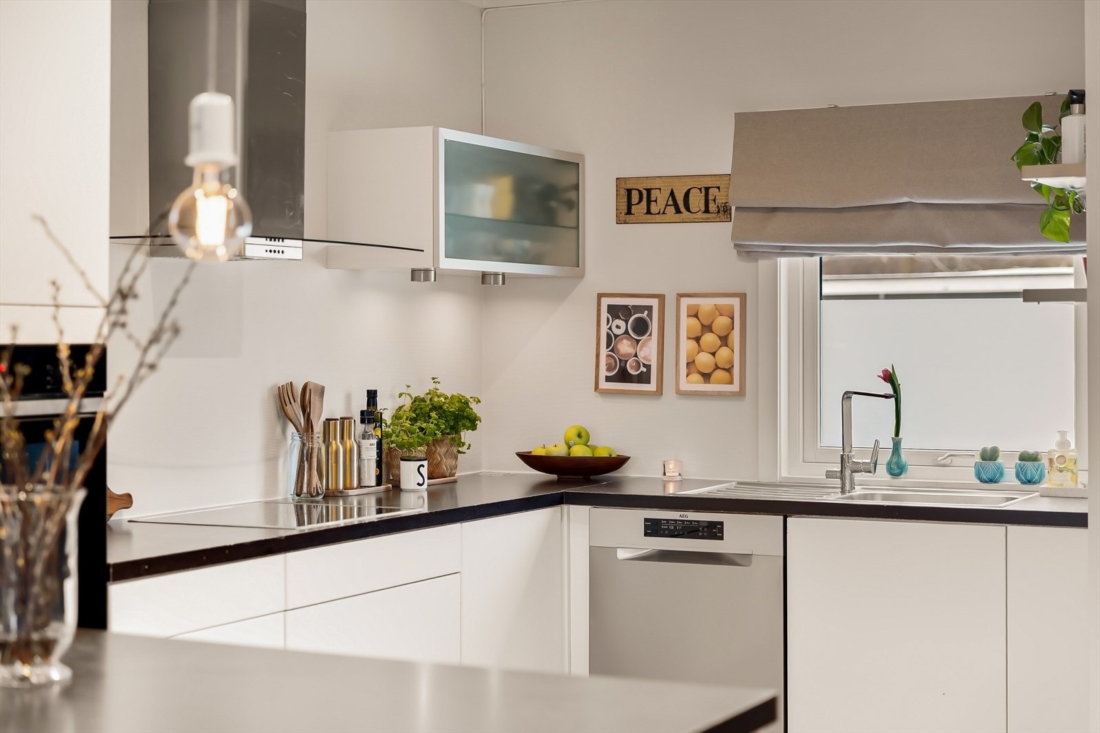 Det lekre kjøkkenet har rikelig med skap - og benkeplass, og har blitt installert med omhu og presisjon. Galleribilde