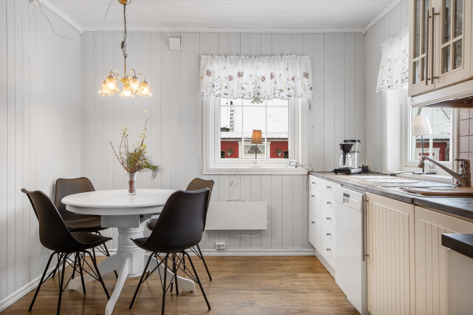 Koselig med en liten spiseplass for familien - ikke noe problem å skravle med kokken her! Galleribilde