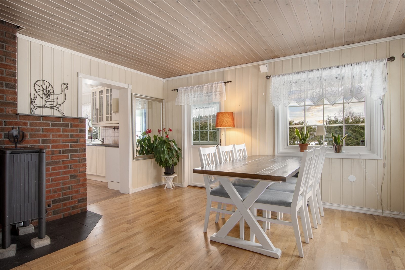 Fra spisestuen er det utgang til en vinterhage og ut i hagen. Galleribilde