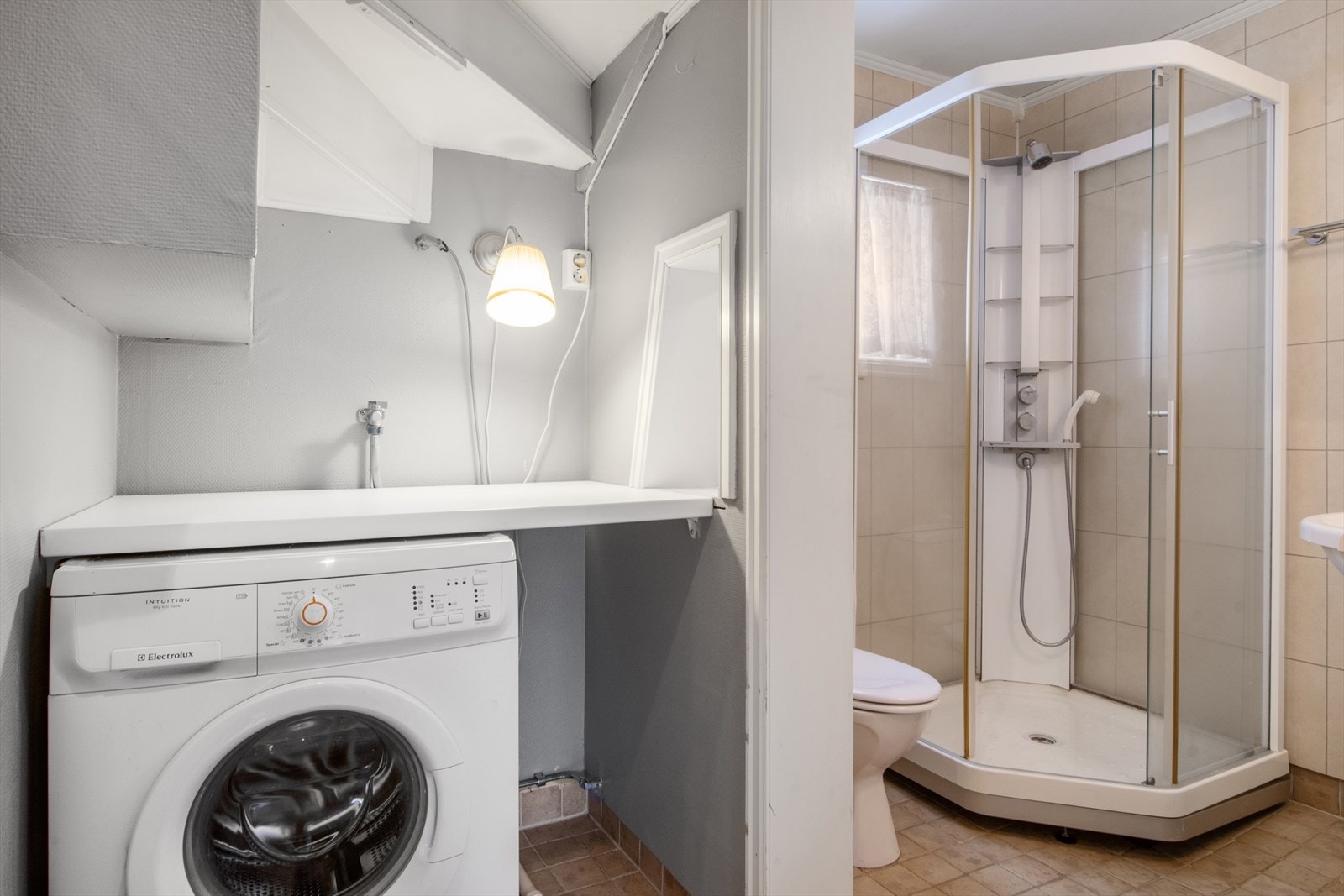 Praktisk bad med plass for vaskemaskin. Galleribilde