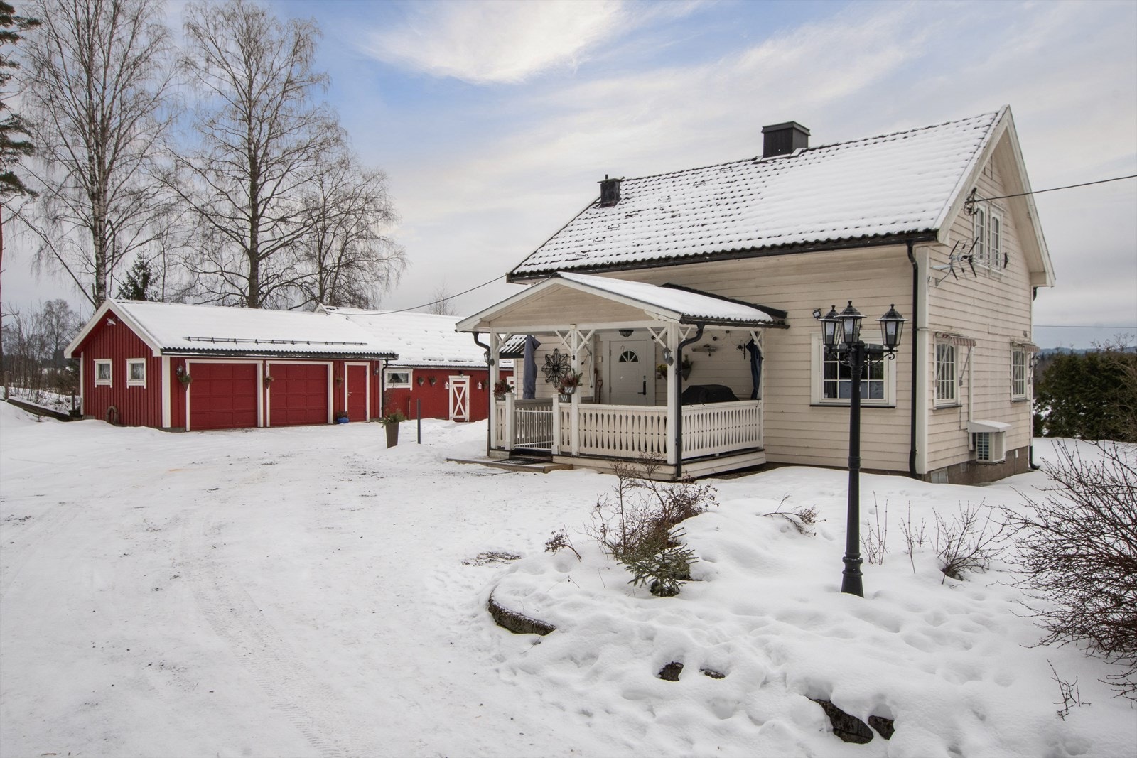 Koselig enebolig på romslig tomt med dobbelt garasje og god plass for oppbevaring. Galleribilde