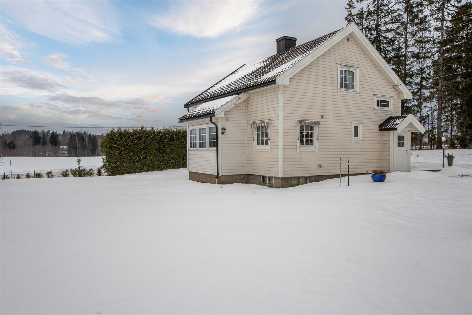 Tomten er relativt flat og passer perfekt for å lage sin egen grønne oase! Galleribilde