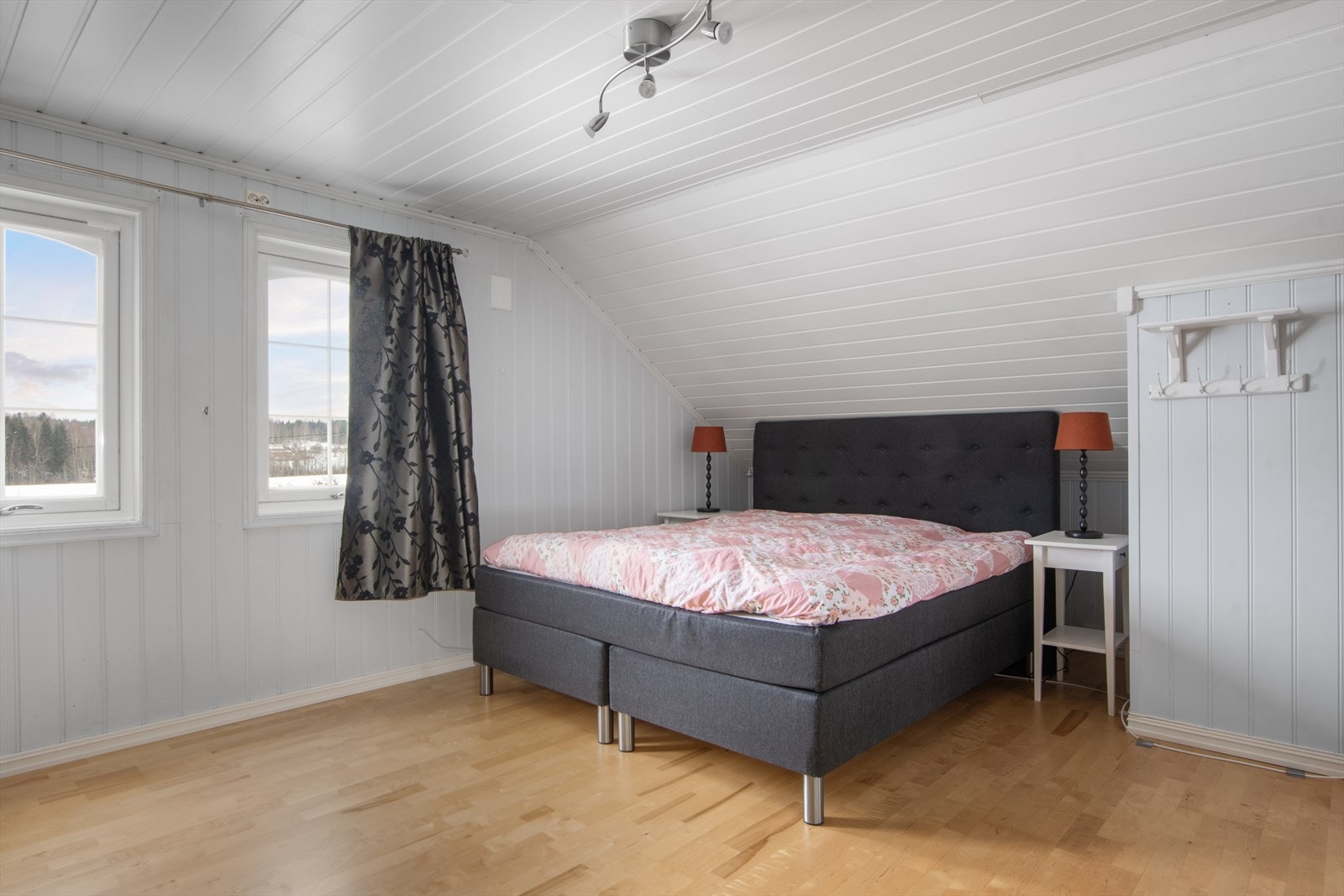 Her er det god plass for både stor seng og skap. Galleribilde