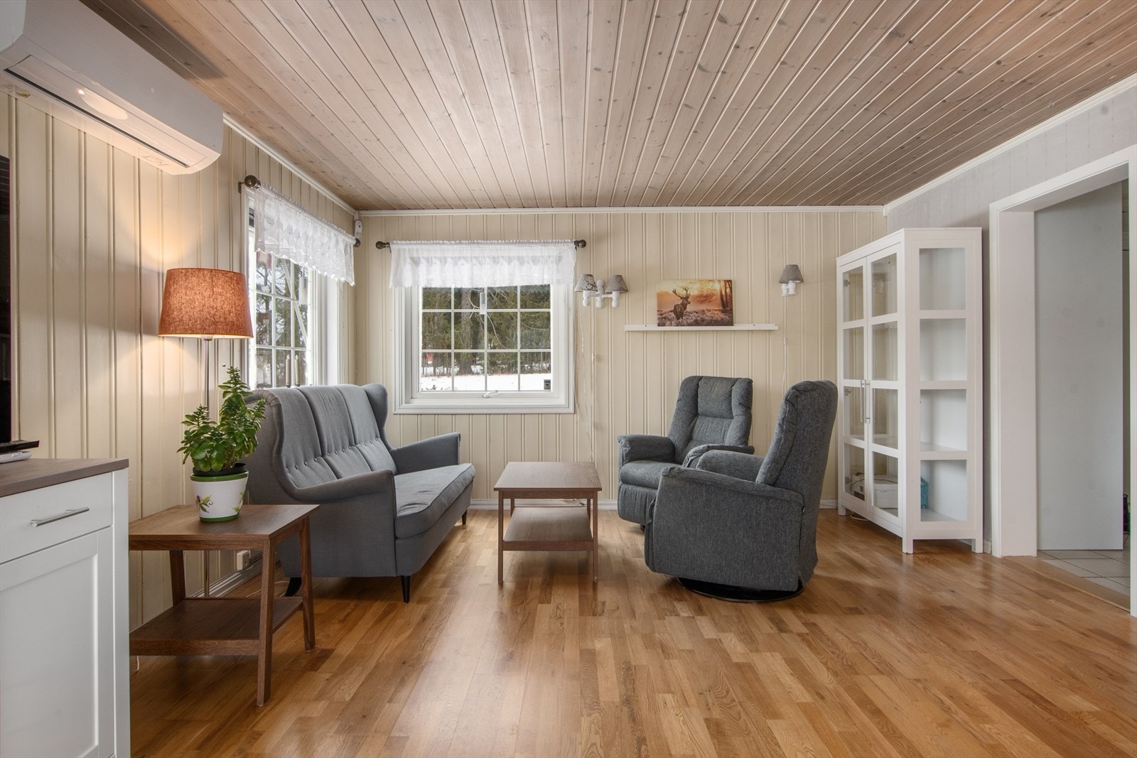 Stuen er ganske så romslig med plass til en romslig sofa og ekte godstoler! Galleribilde