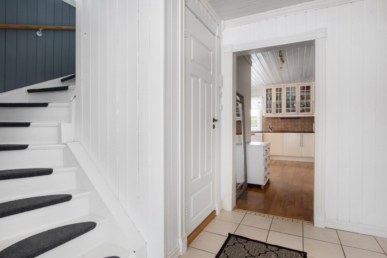 Entre med trapp opp til 2. etasje. Galleribilde