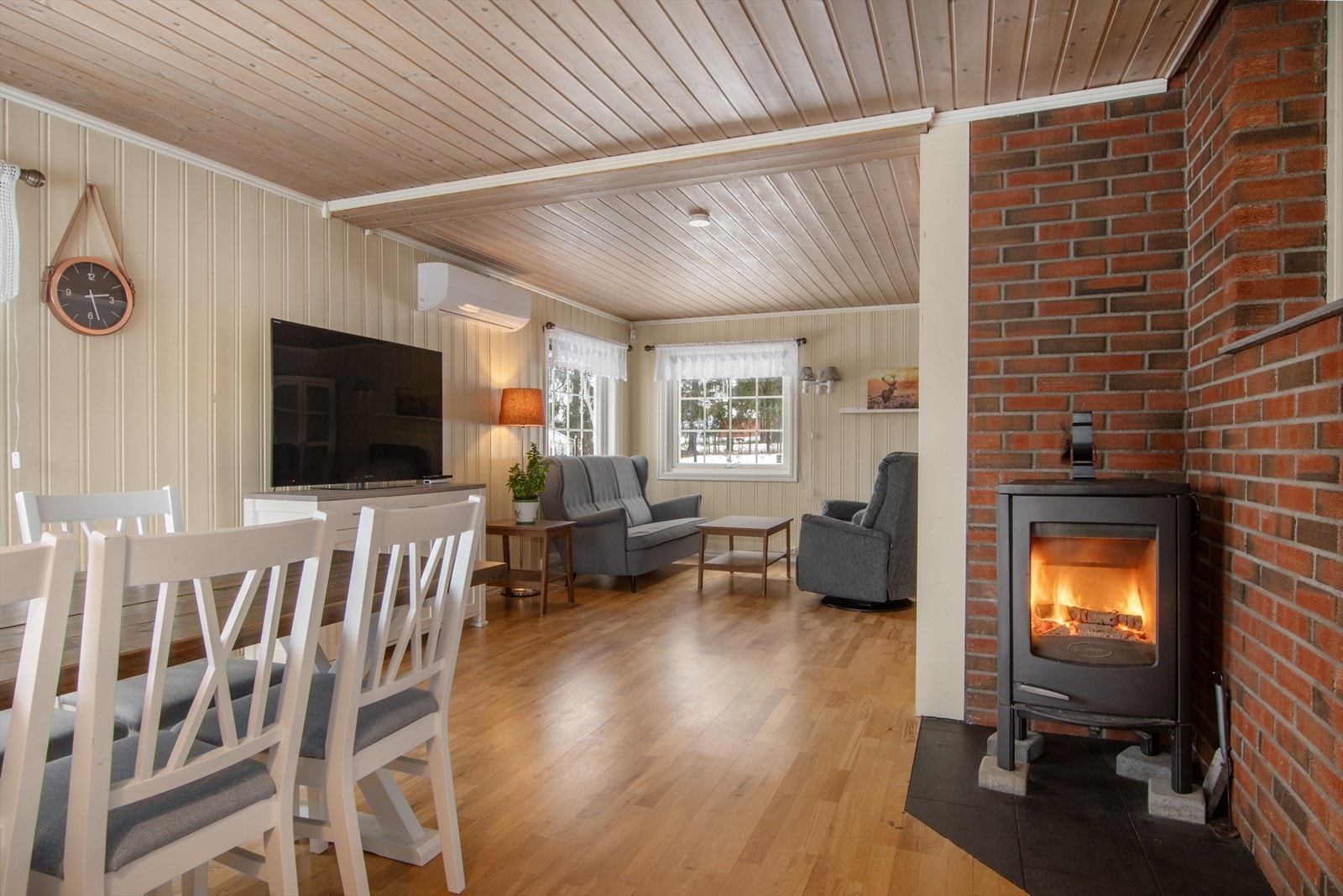I spisestuen er det en vedovn som varmer godt på de kaldeste dagene. Galleribilde