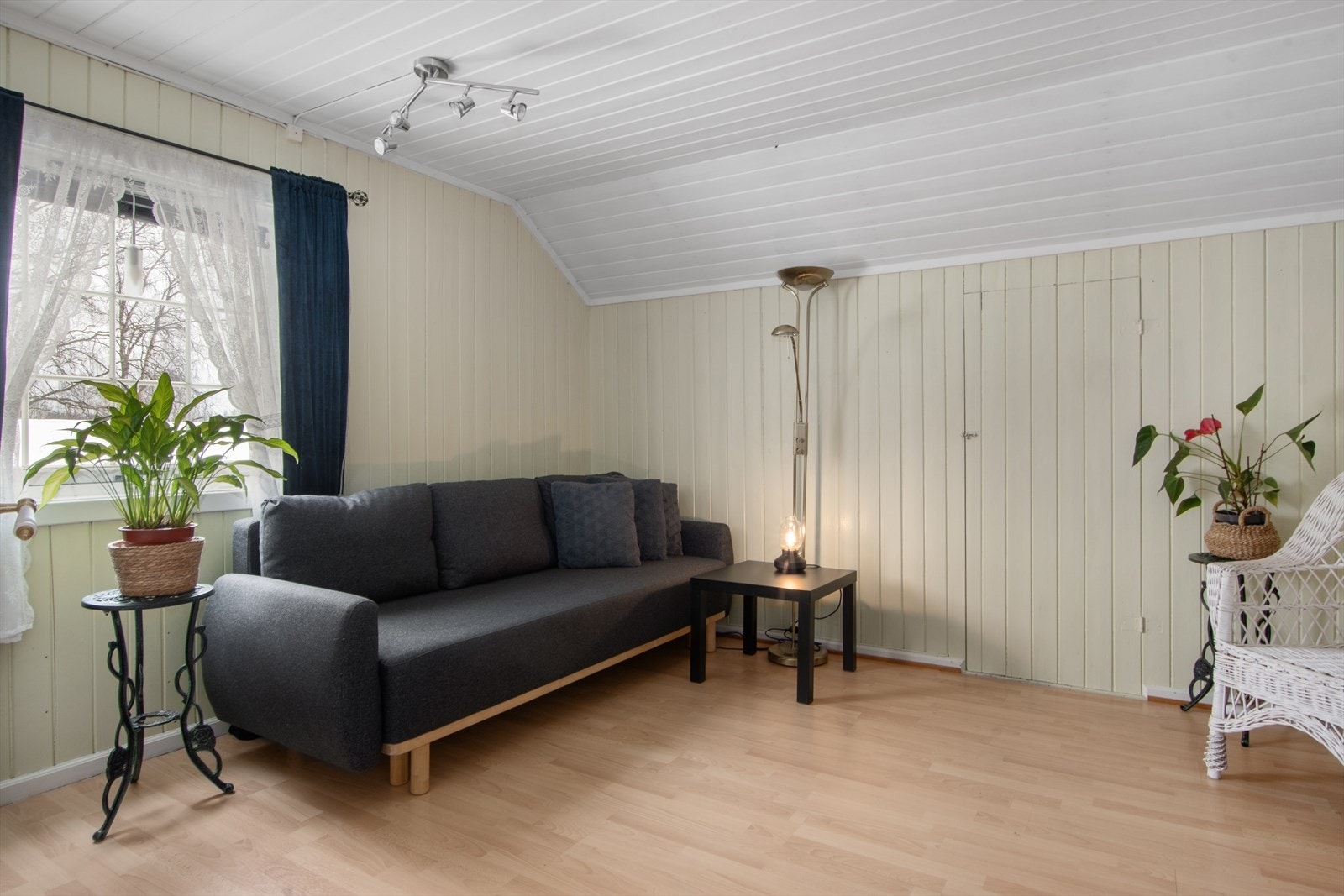 Romslig soverom med smart oppbevaringsmulighet i kneloft. Galleribilde