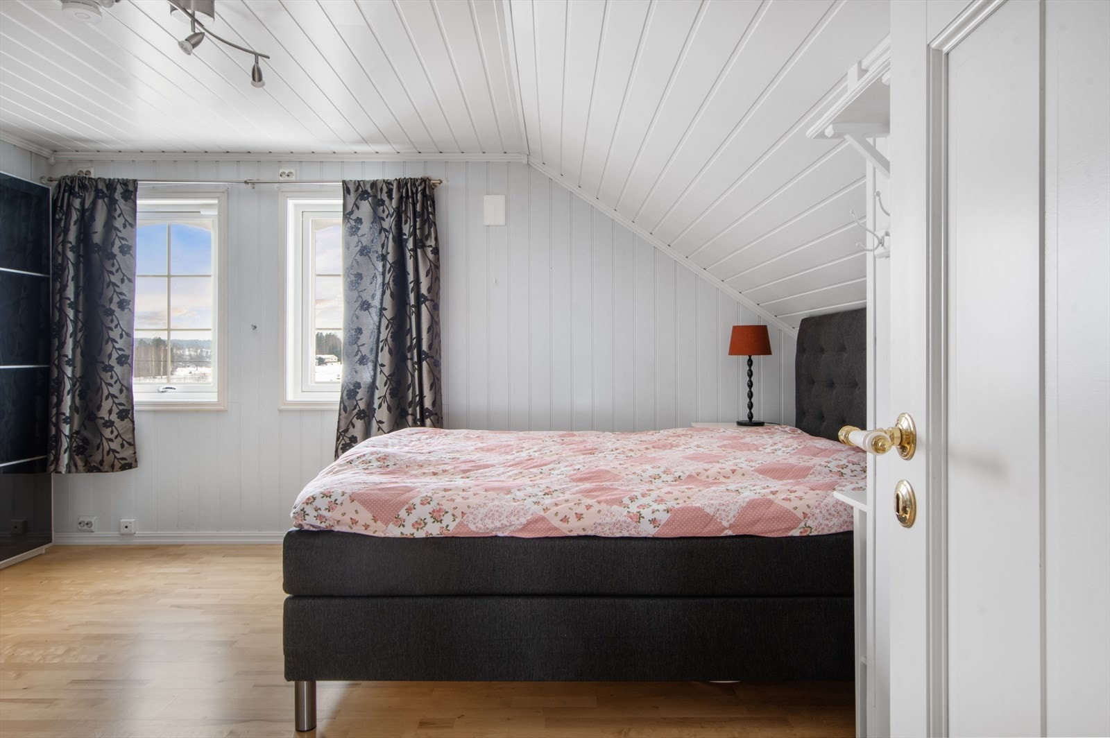 Hovedsoverommet er romslig og har flere muligheter for møblering. Galleribilde