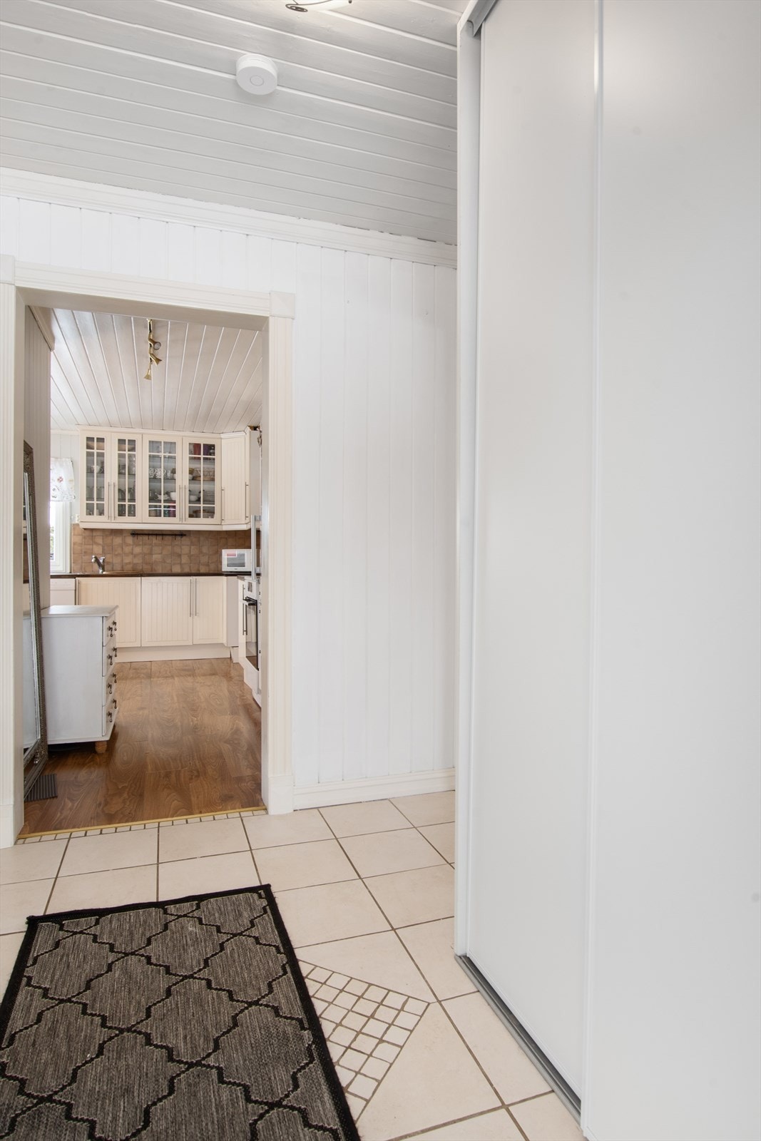 Entre med adgang til kjøkken, bad og stue. Galleribilde