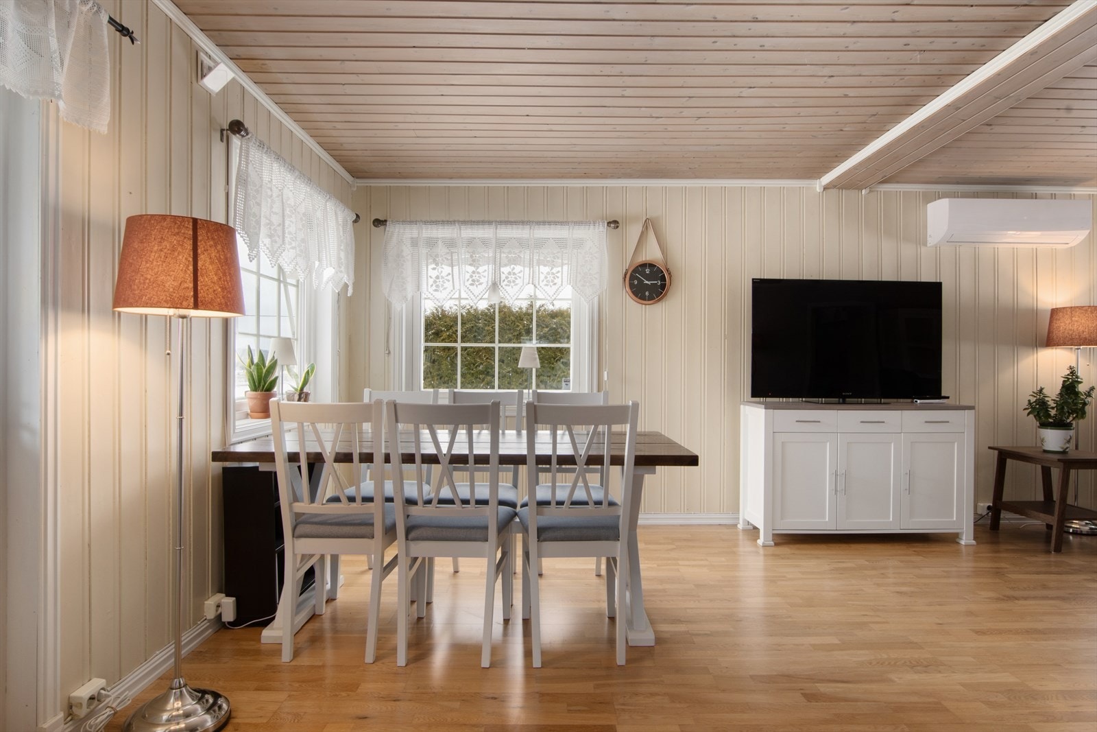 Rett utenfor kjøkkenet er det innredet til spiseplass - her kan man samle venner og familie for koselige kvelder! Galleribilde