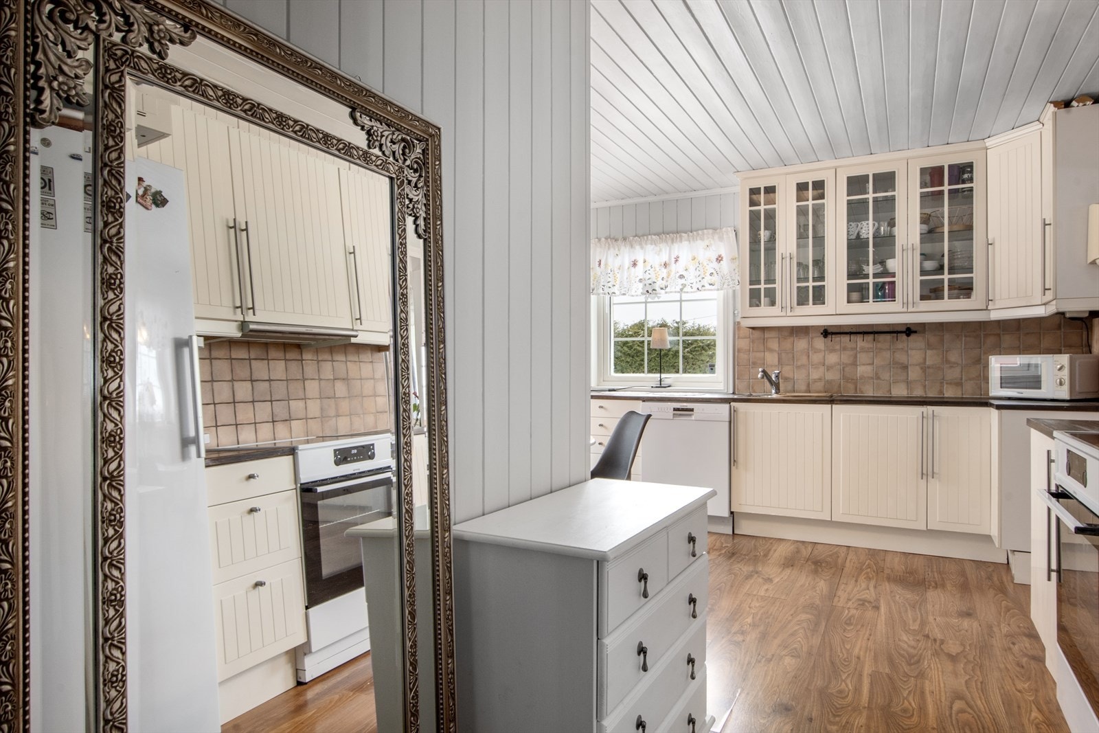 Kjøkkenet er romslig og har nylig fått ny farge på veggene. Galleribilde