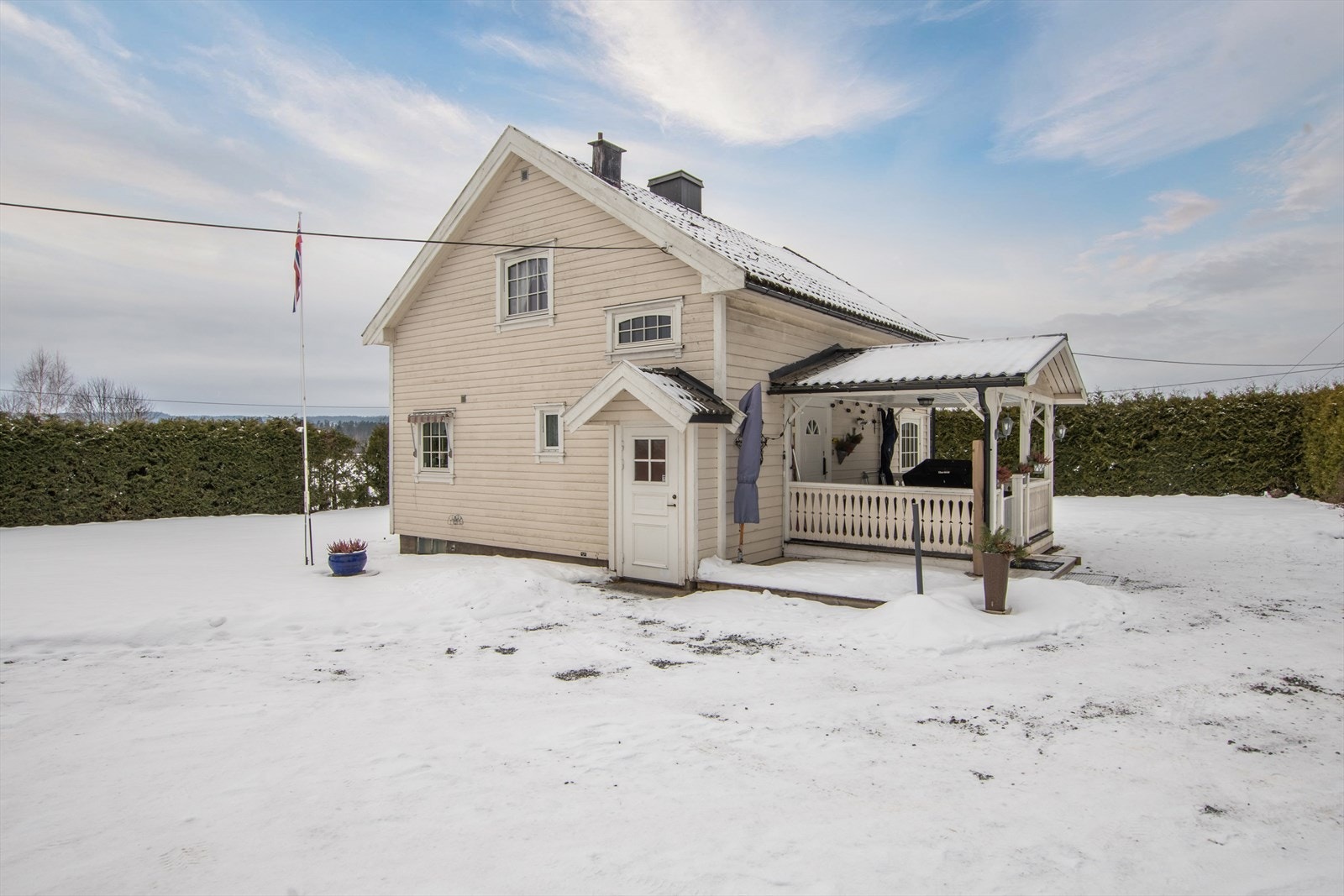 Fra utsiden er det inngang til kjelleren. Galleribilde