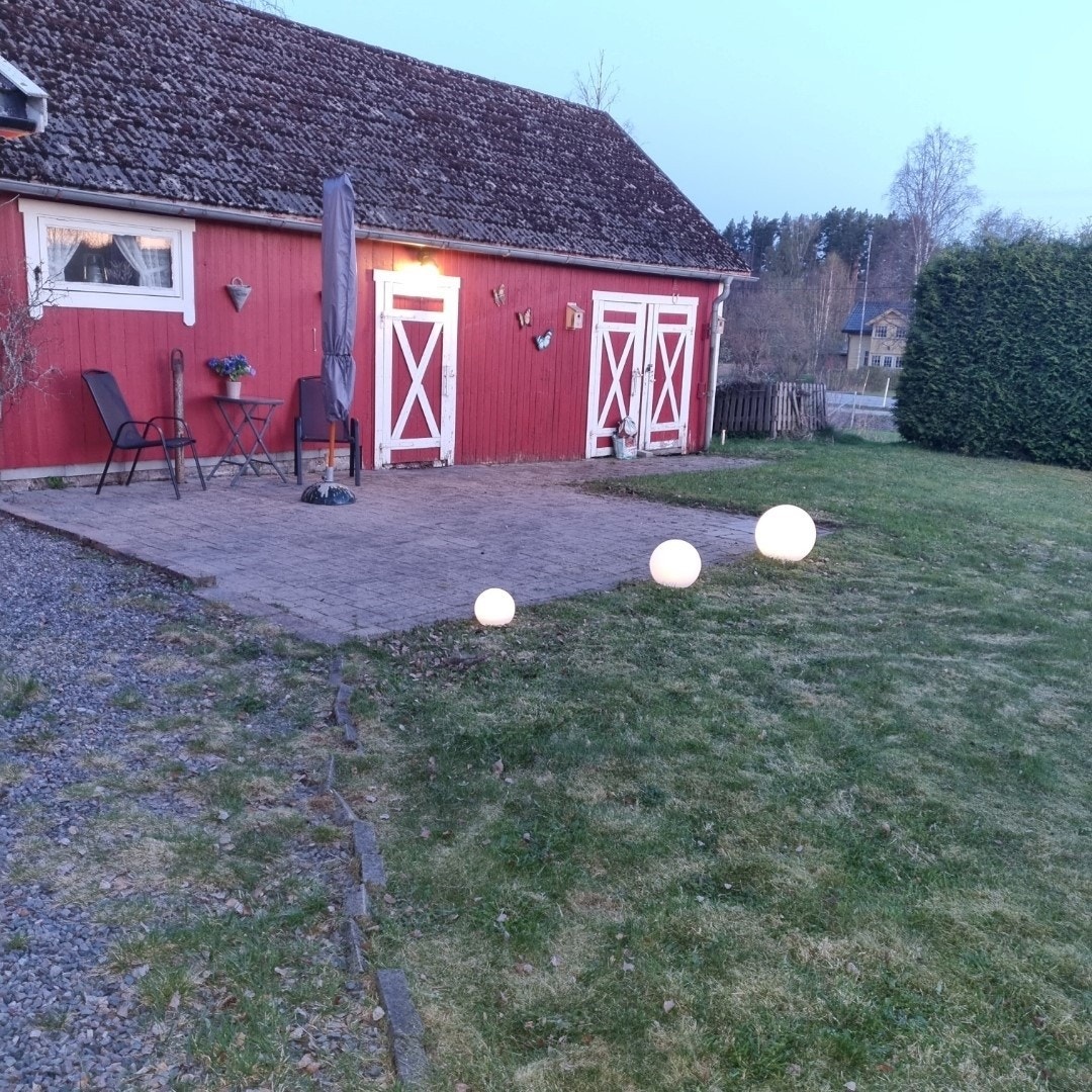 Selgers bilde av steinbelagt plass foran uthuset. Galleribilde