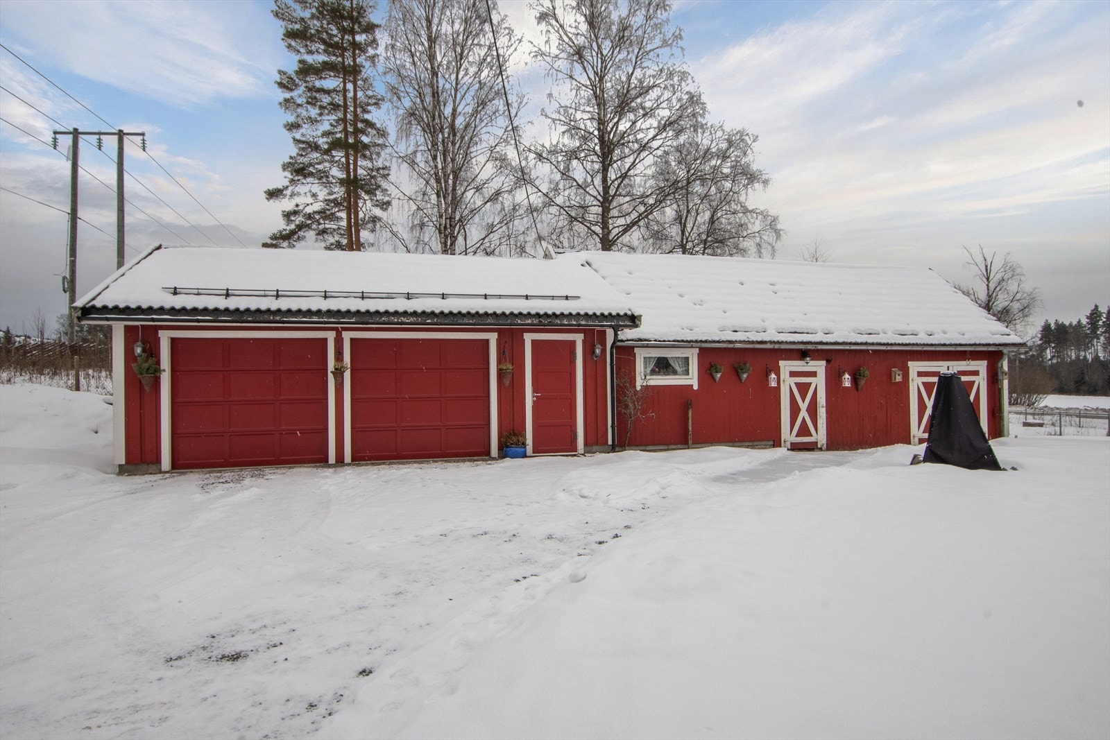 Dobbelt garasje og lite uthus med gode oppbevaringsmuligheter. Det får man jo aldri nok av! Galleribilde