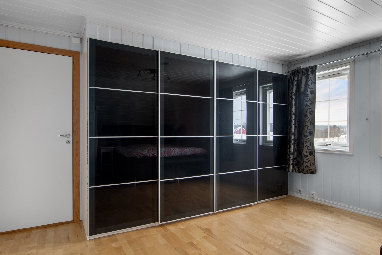 Fra soverommet er det adgang til en liten bod som hadde passet perfekt som walk-in garderobe! Galleribilde