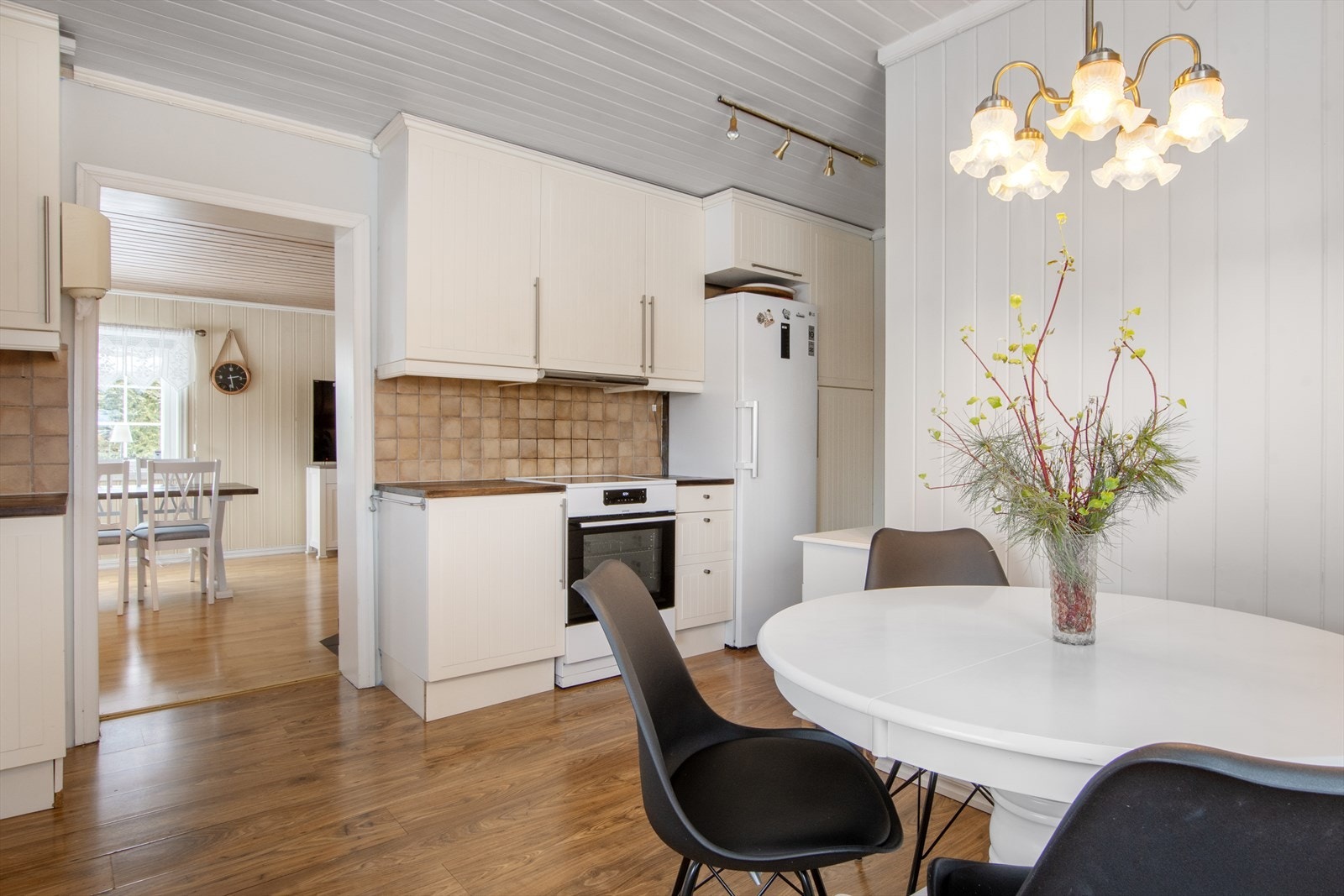 Fra kjøkkenet er det åpent inn mot spisestuen. Galleribilde