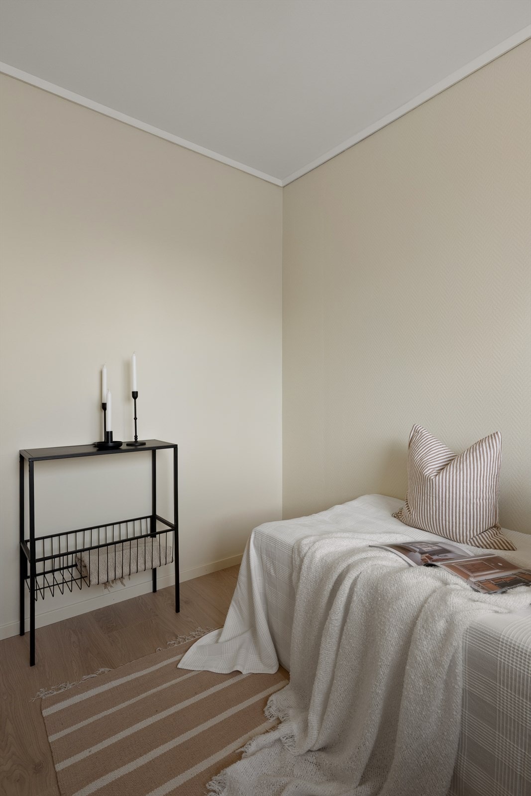 Soverommet er av god størrelse med plass til dobbelt seng og annet møblement. Galleribilde