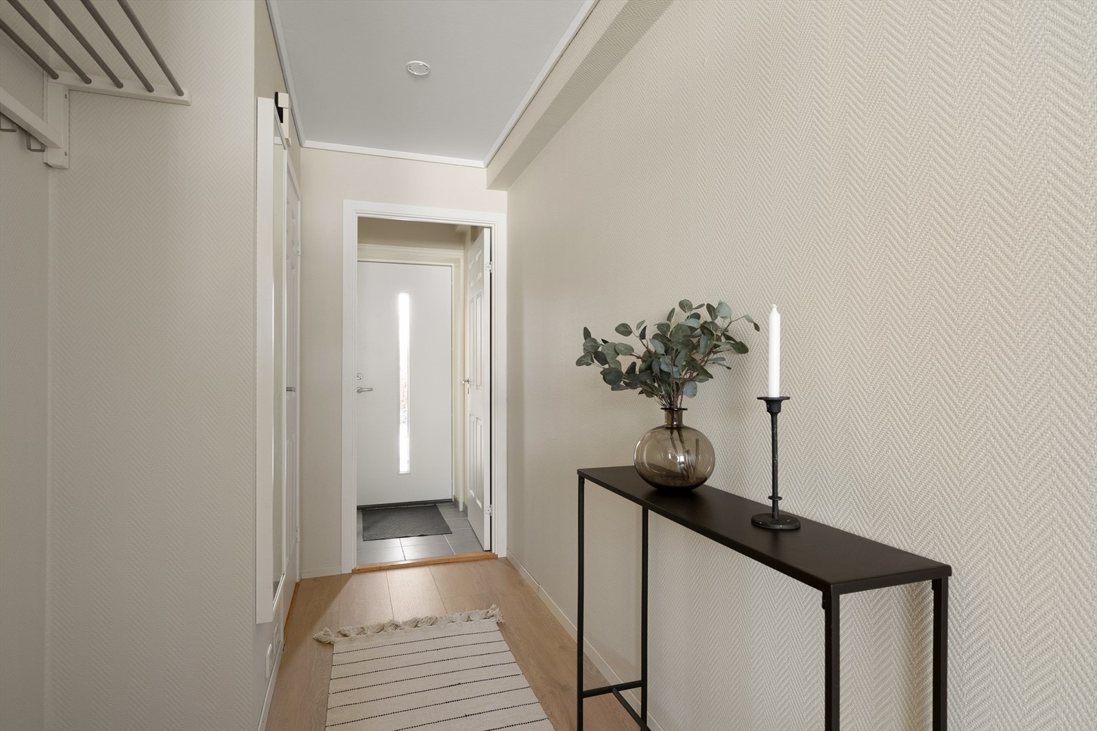 Lys og innbydende gang med god plass til å henge fra deg sko og yttertøy. Galleribilde