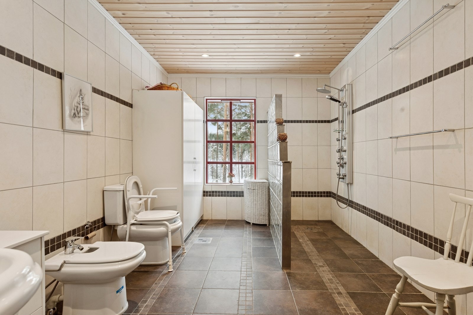 Badet er romslig, lyst og dekker dine behov. Galleribilde