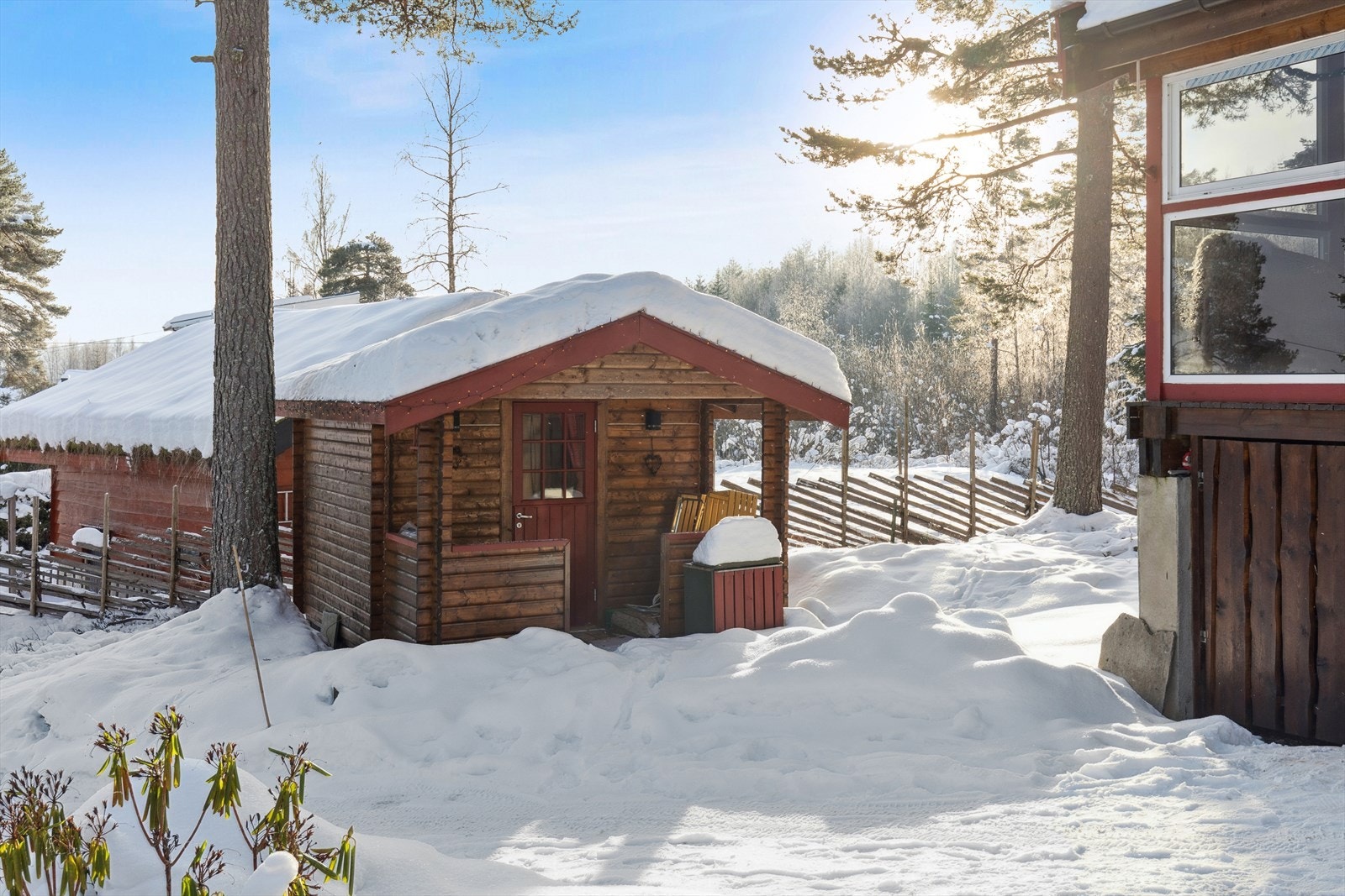 På tomten er det to boder som gir god oppbevaringsplass. Galleribilde