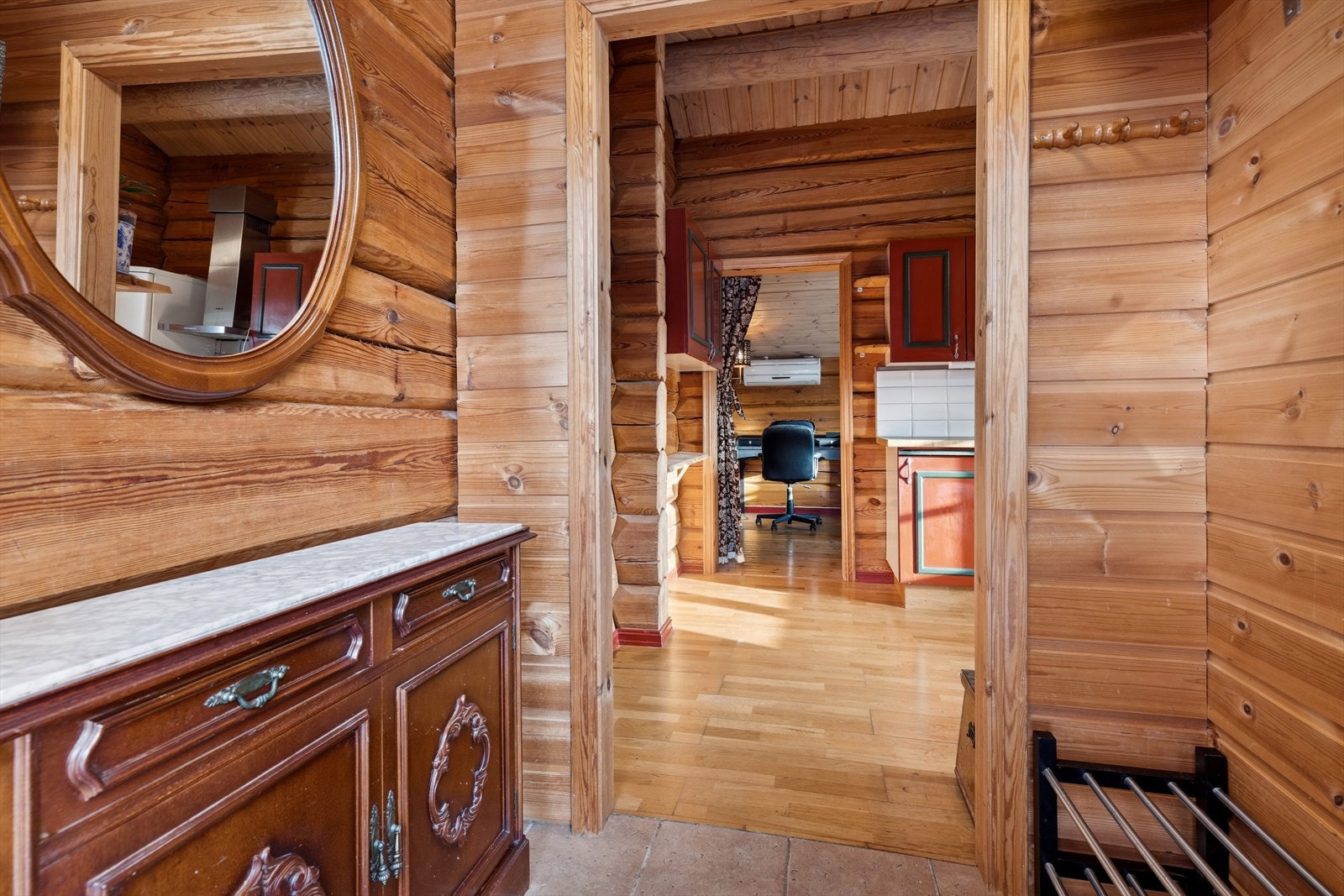 Entré i tømmerhuset. Galleribilde