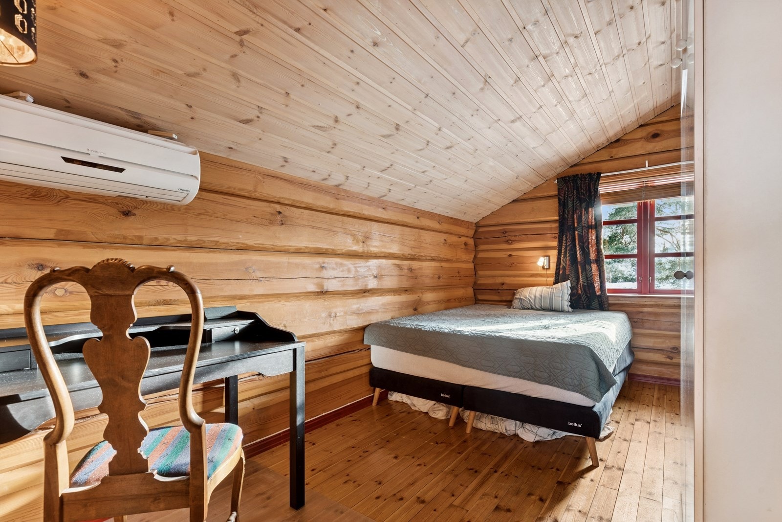 Rom som benyttes som soverom. Her har du plass til seng, pult og skap. Galleribilde