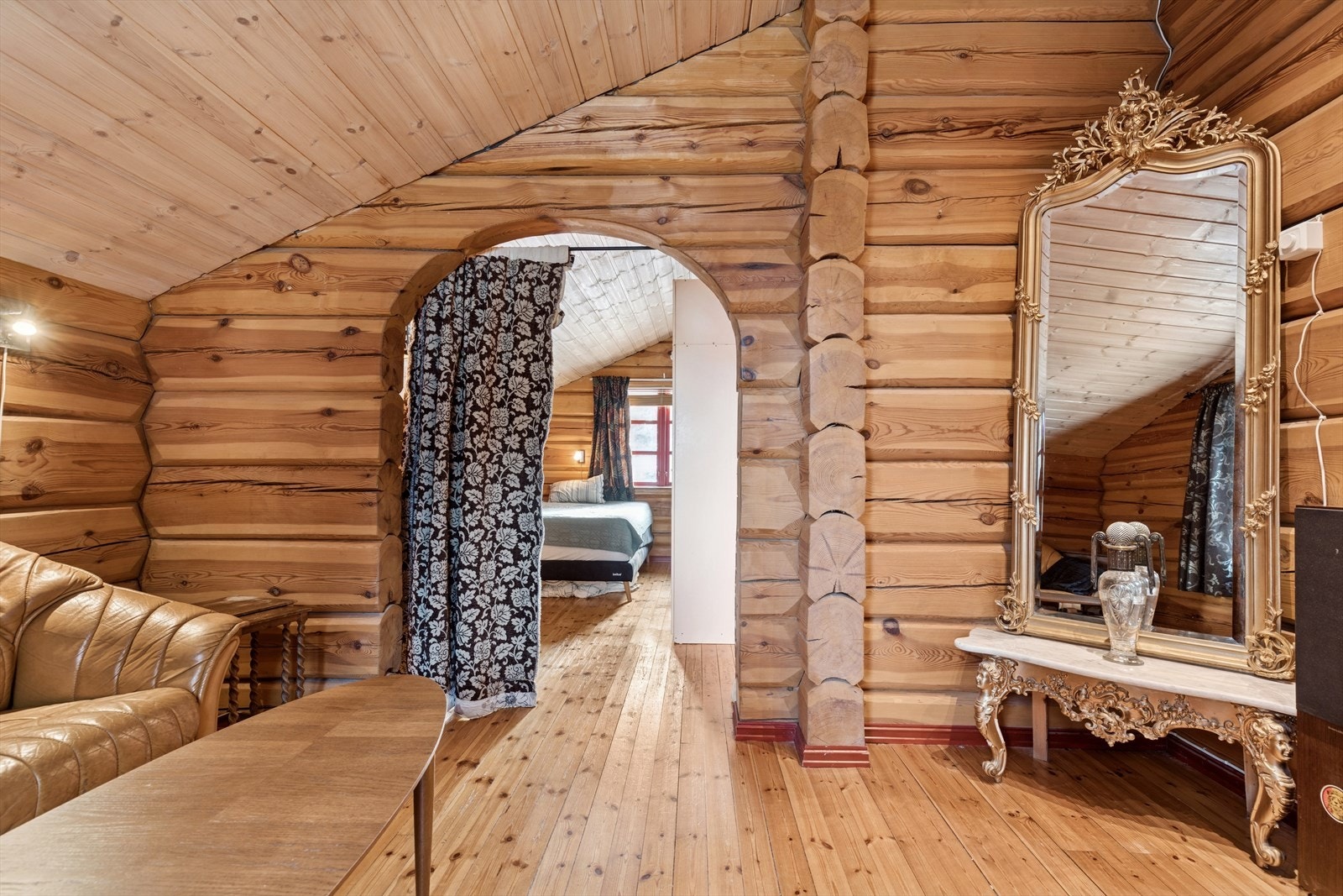 Fra stuen kan du gå videre til rom som er innredet som soverom. Galleribilde