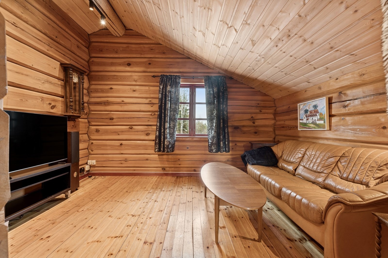 Her er det en romslig TV-stue som er et godt sted å slappe av etter en lang dag. Galleribilde