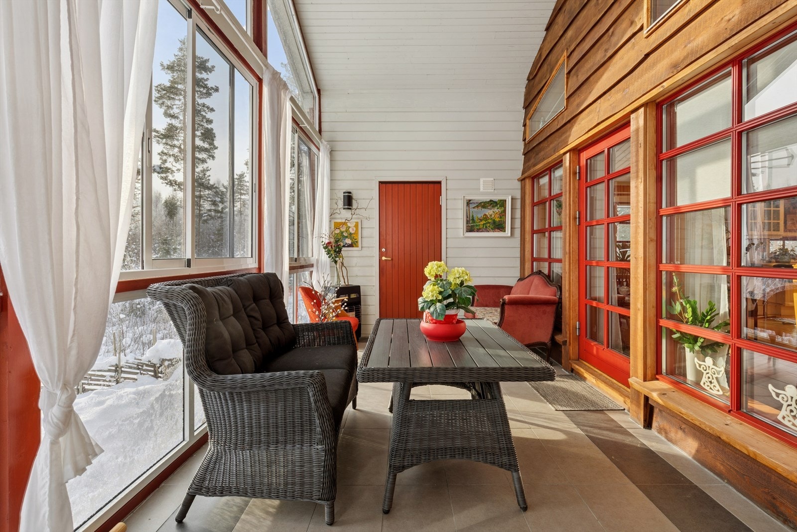 Koselig sommerhage med bod, perfekt sted å slappe av på sene sommerkvelder. Galleribilde