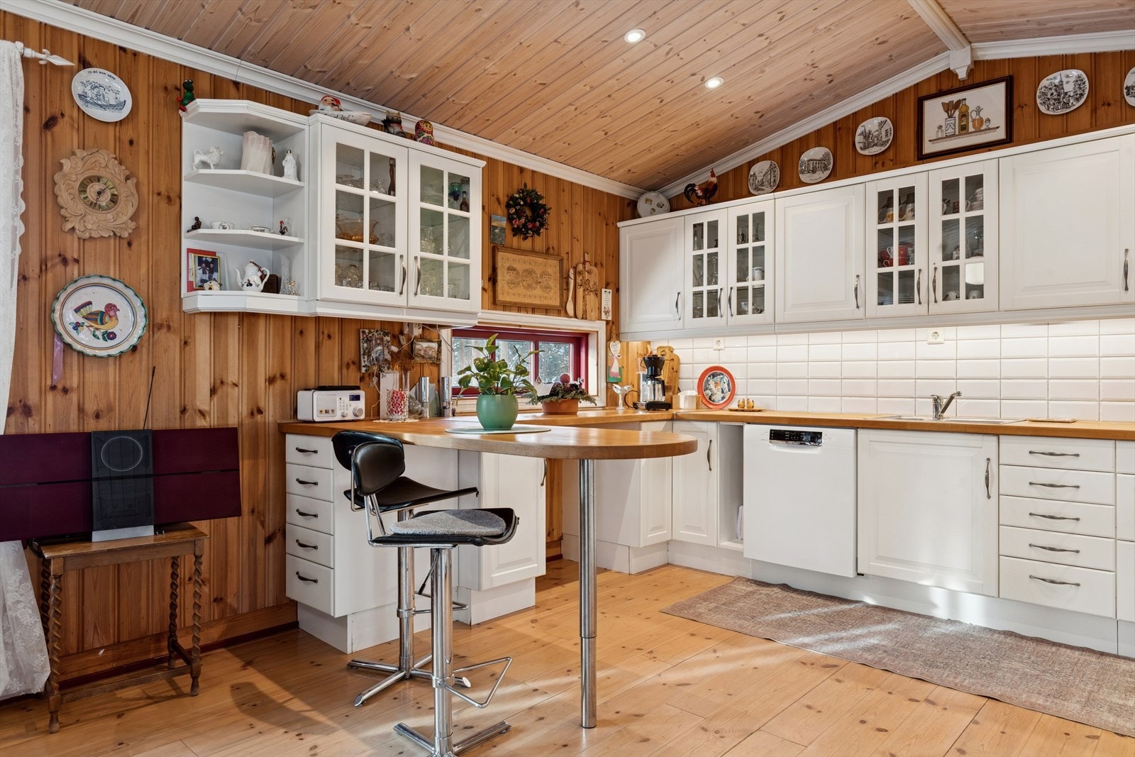 Praktisk og luftig kjøkken med mye skap og benkplass. Galleribilde