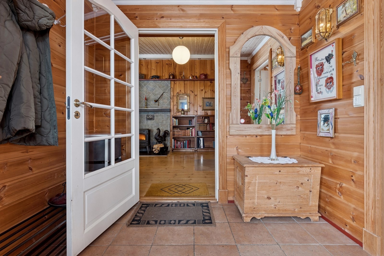 Entré hvor du kan henge av deg yttertøy, her er det også vaskerom rett til høyre. Galleribilde