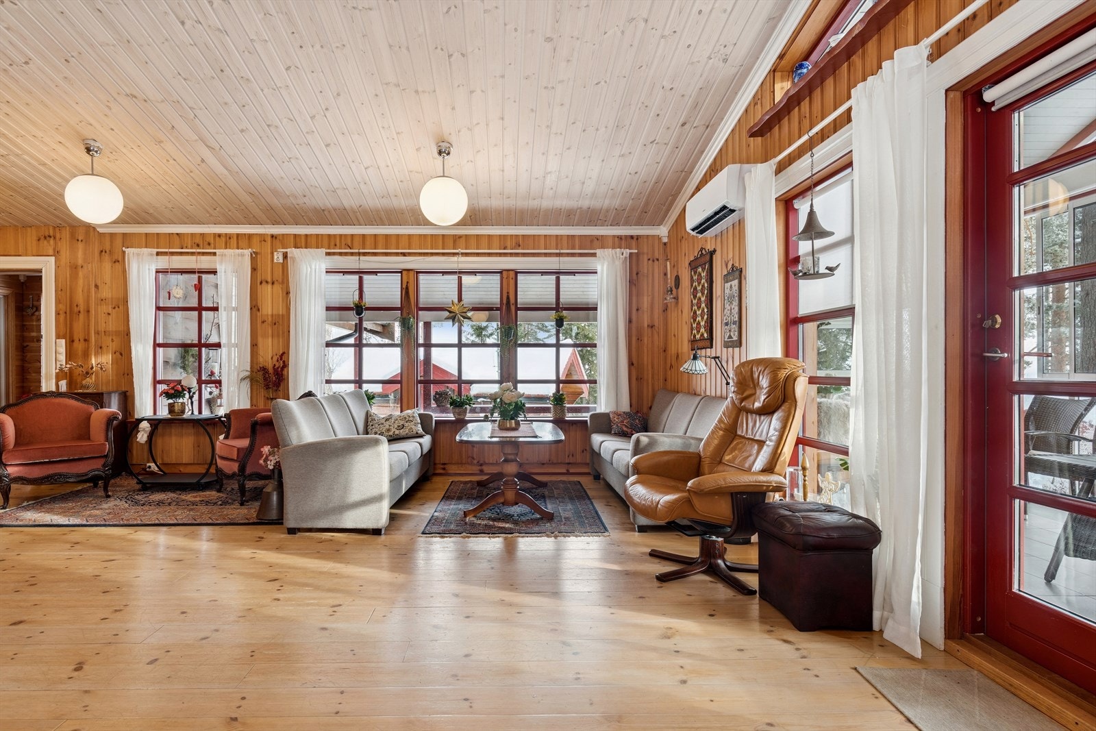 Stor og luftig stue med tømmervegger. Her har du god plass til flere sittesoner. Galleribilde