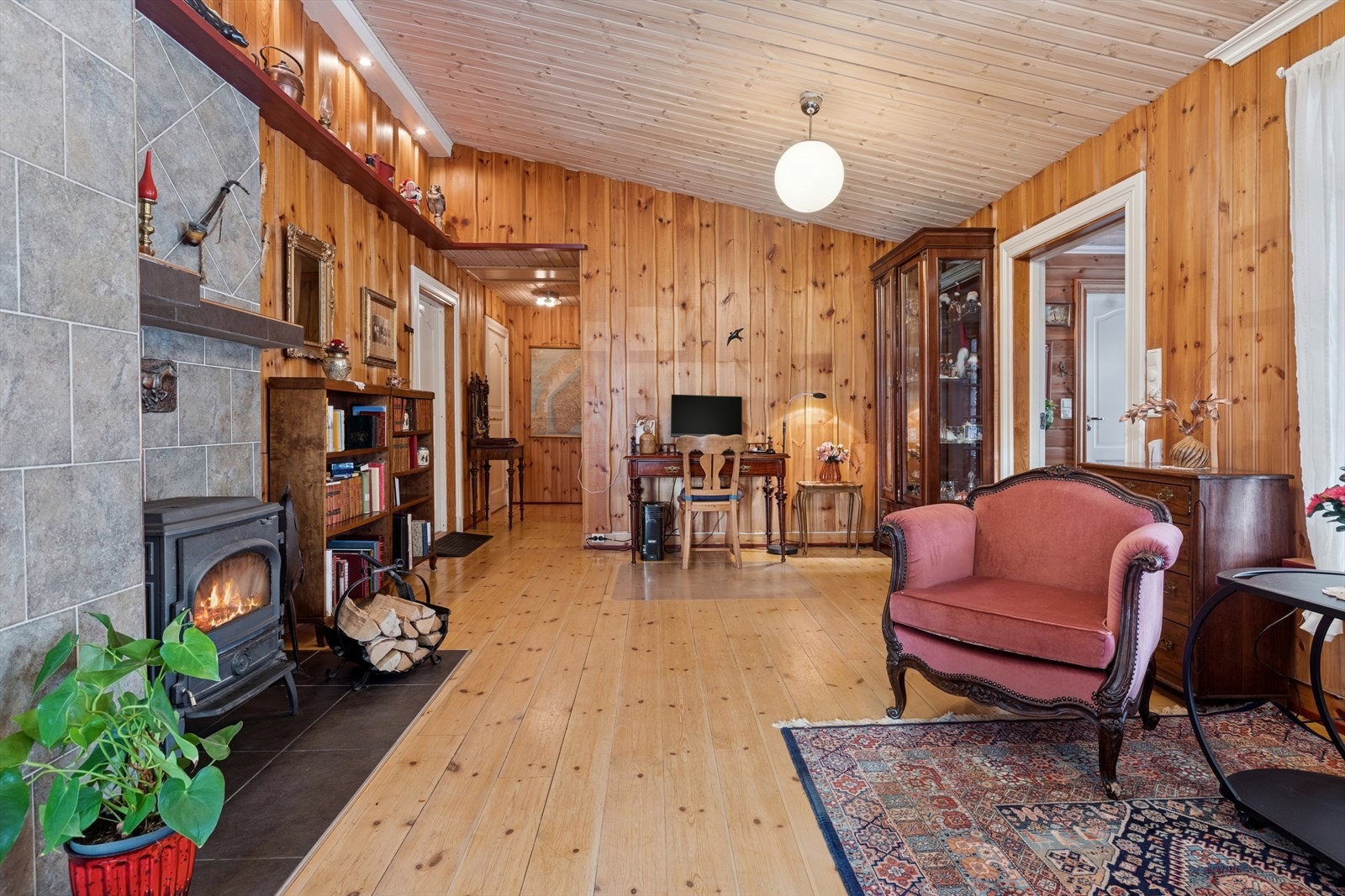 Stuen har en koselig peis som gir en varm hjemmefølelse. Galleribilde