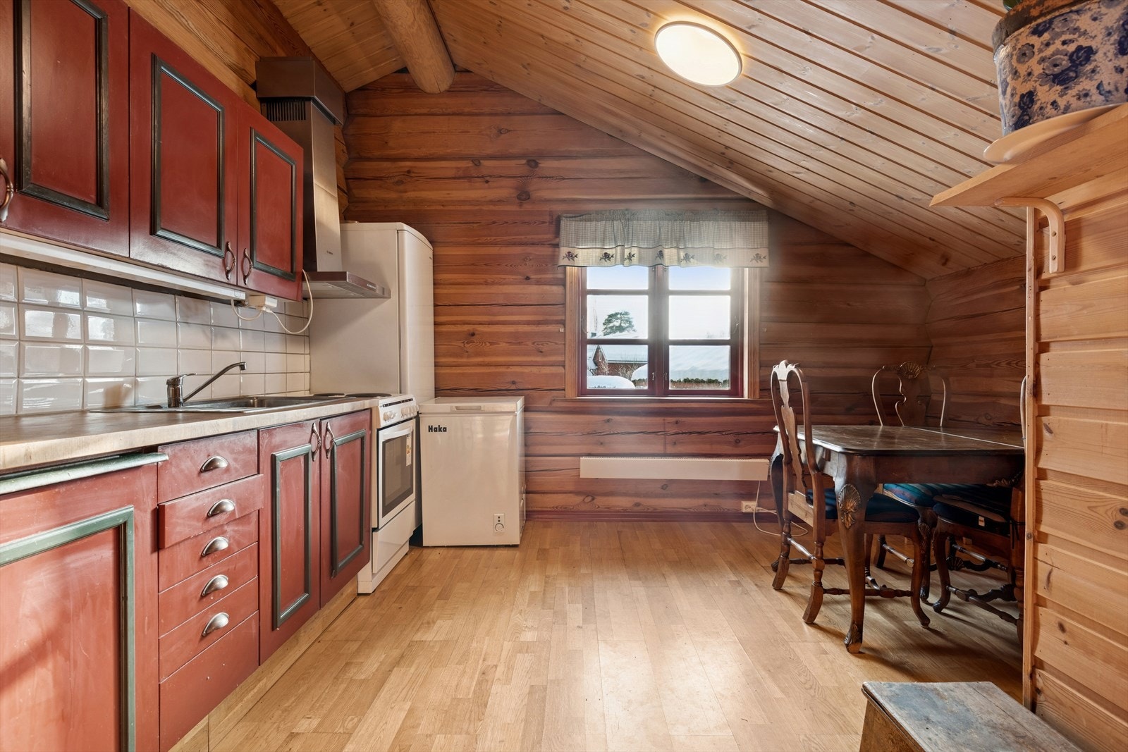 Tømmerhuset sitt kjøkken har alt du trenger med god skapplass. Galleribilde