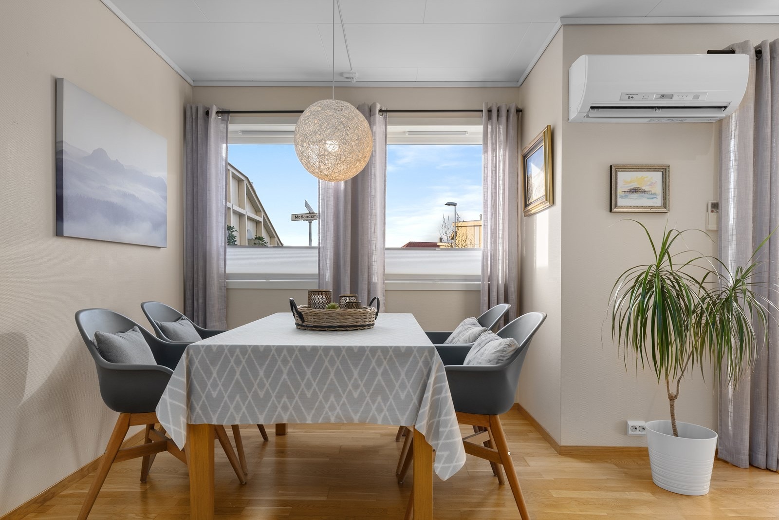 Varmepumpen er plassert slik at en får gleden av den i store deler av leiligheten. Galleribilde