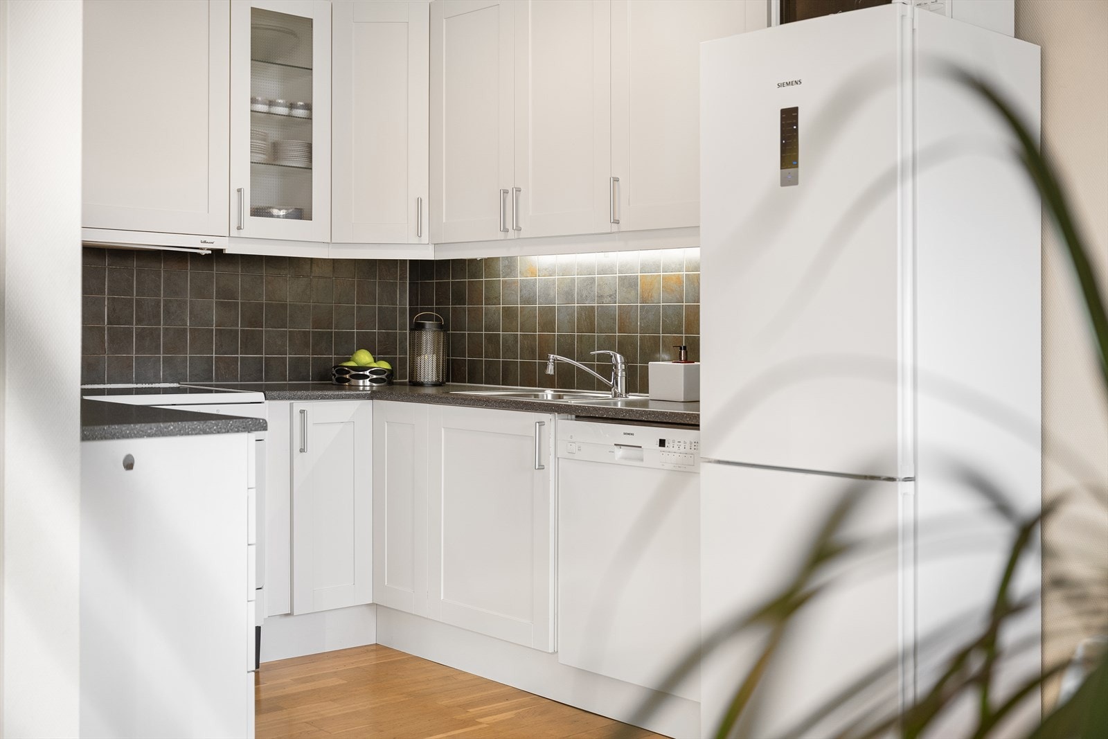 Lyst kjøkken med mørkere benkeplate Galleribilde