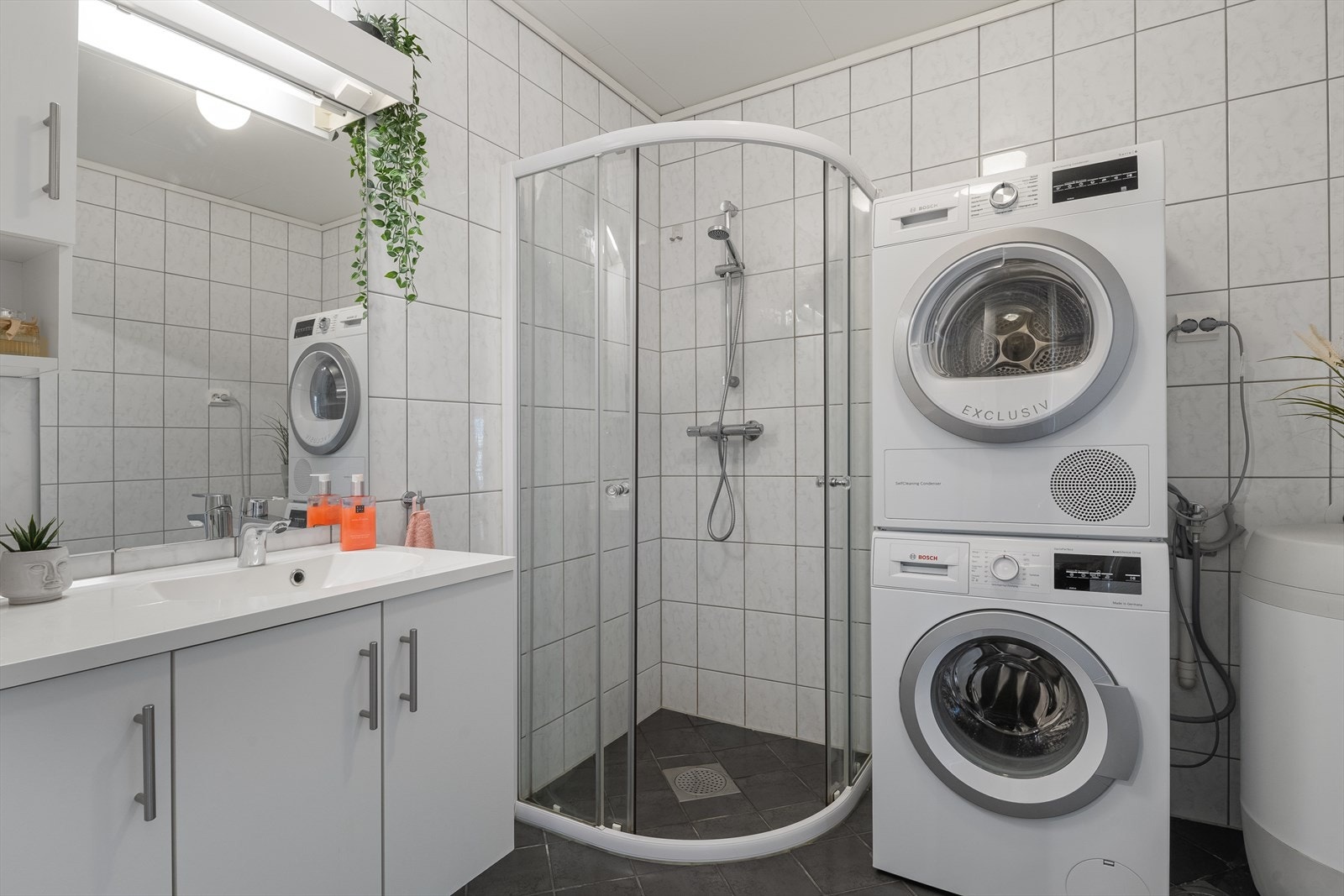 Badet har god plass for både vaskemaskin og tørketrommel. Galleribilde