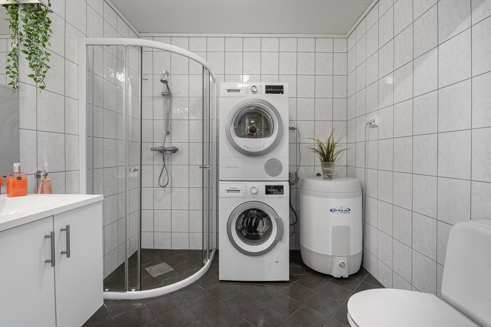 Helfliset bad med varme i gulv. Galleribilde