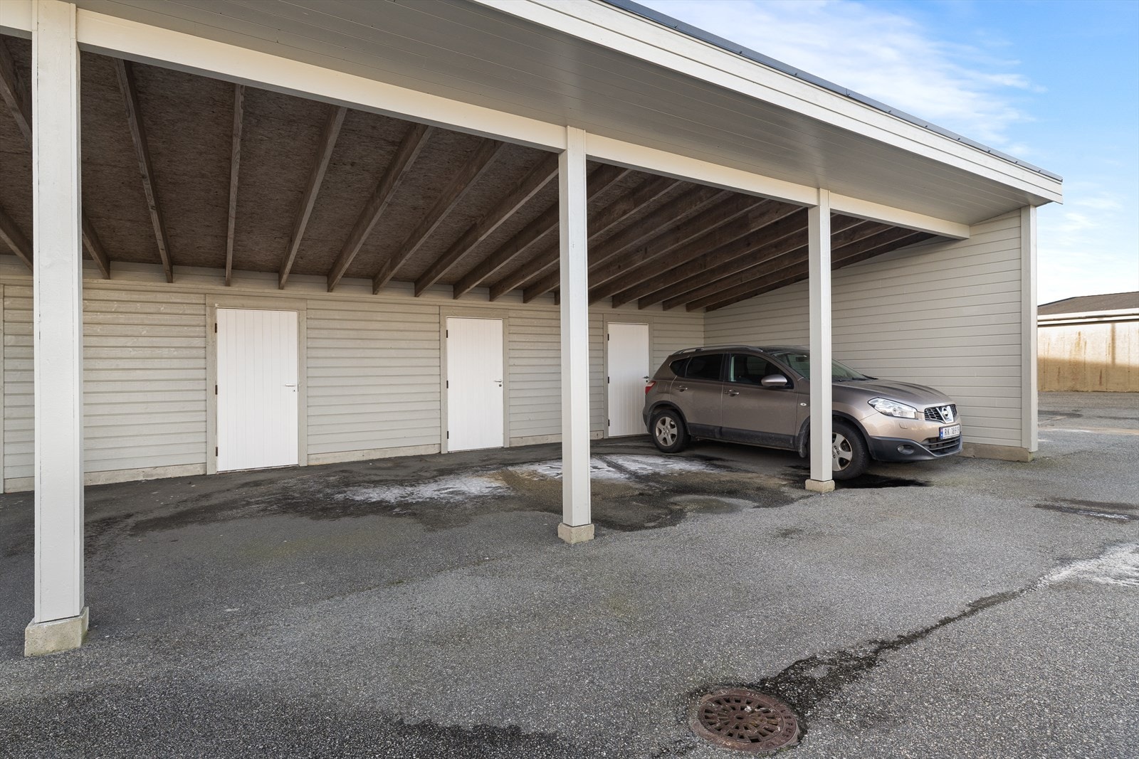 Parkering i carport, her er også den utvendige boden plassert. Galleribilde