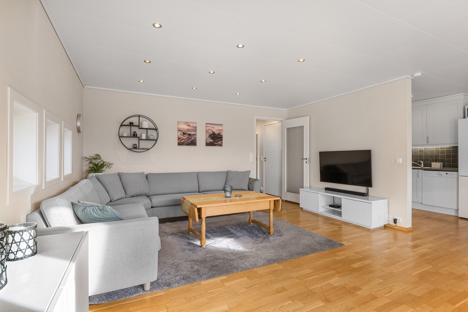 Delvis åpen løsning mellom stue og kjøkken, praktisk løsning som gir god sonedeling samtidig som en får maksimal utnyttelse av arealet. Galleribilde