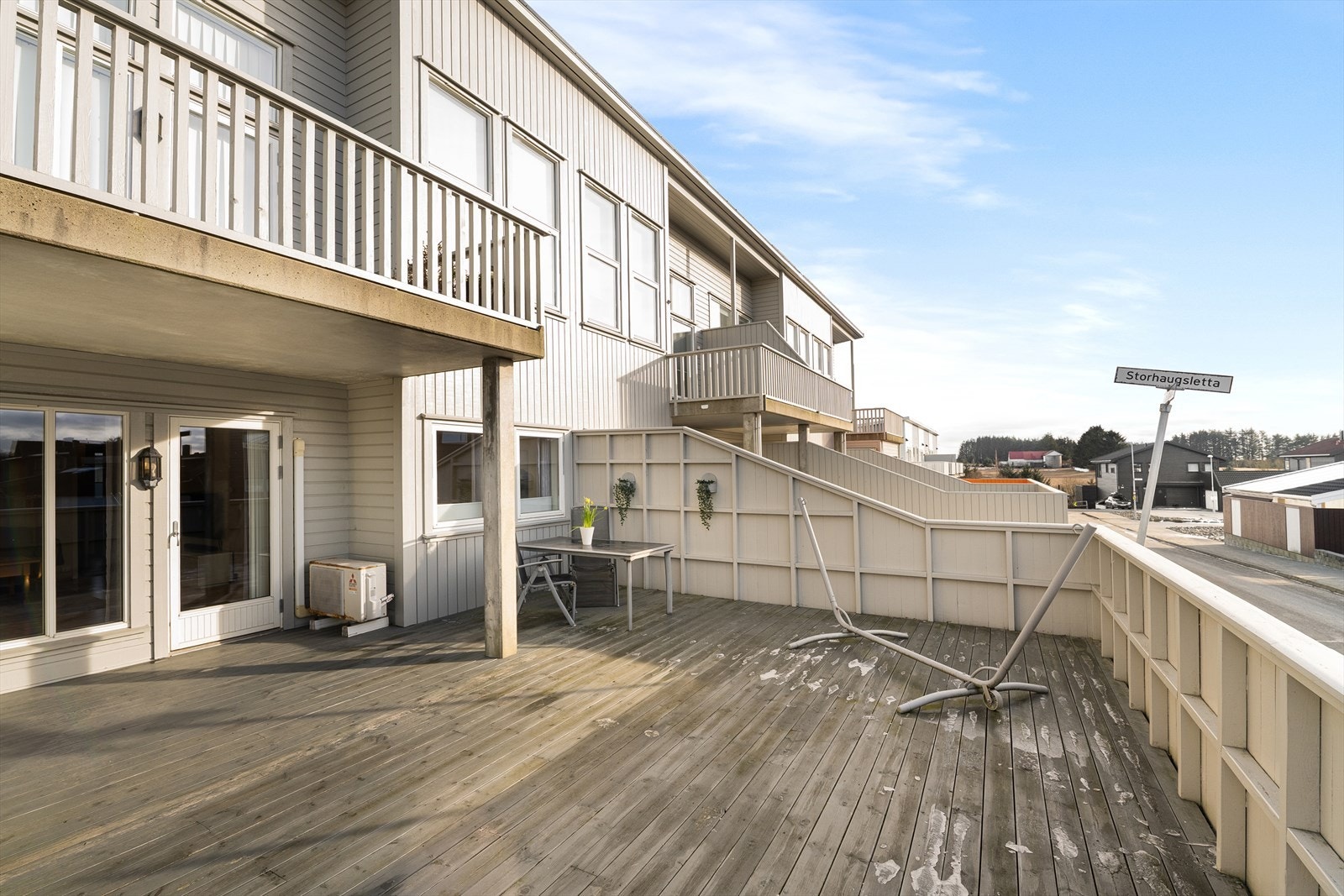 Stor vestvendt terrasse på ca 47 kvm. Galleribilde