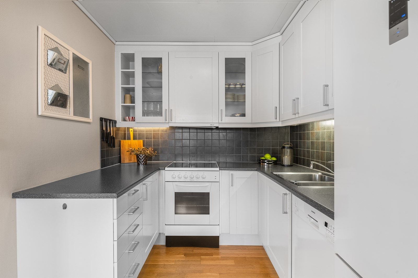 Hesteskoløsningen gir en funksjonell arbeidsplass med mye benkeplass. Galleribilde